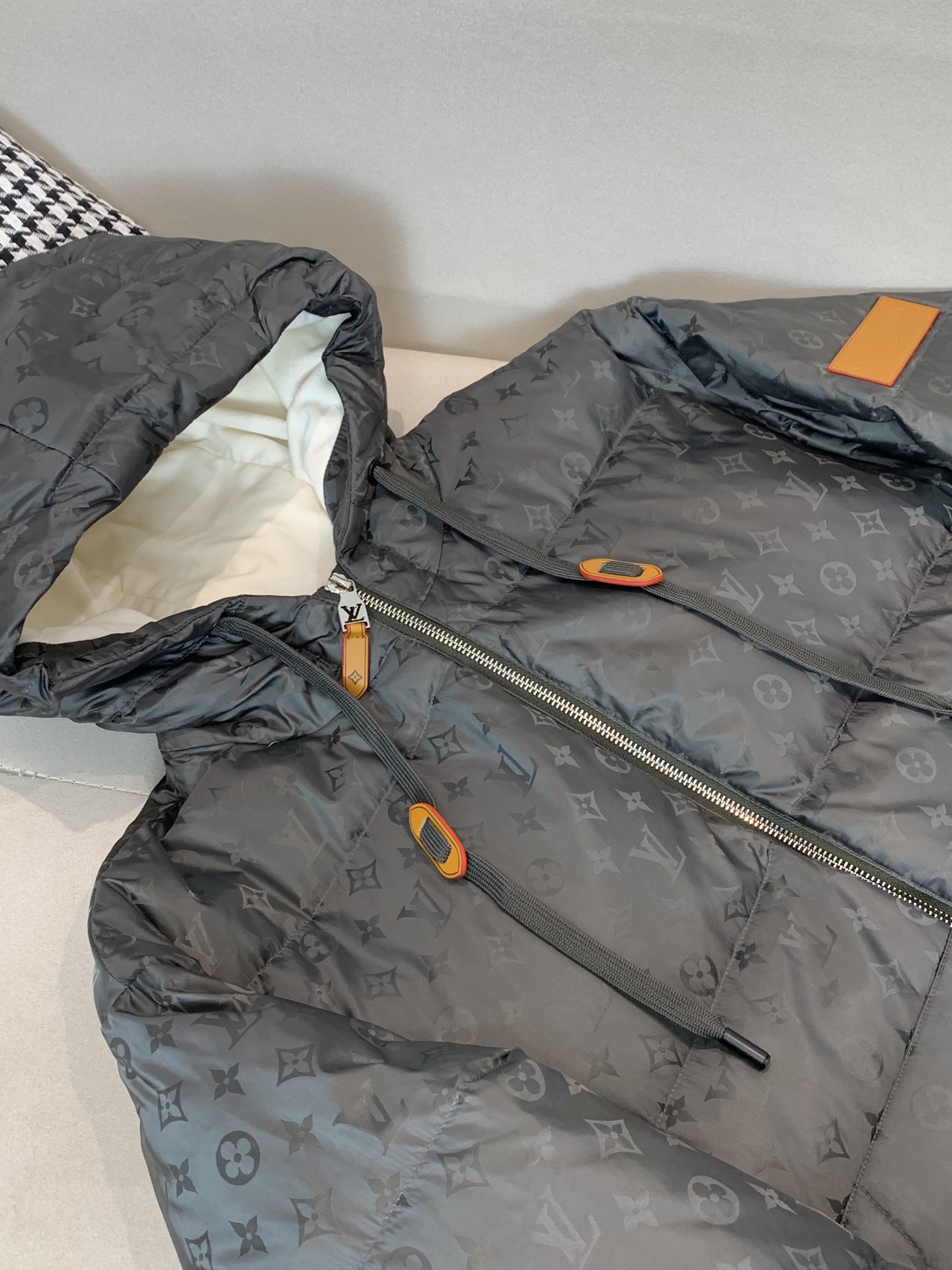 。羽绒2025SS秋冬季新款！LV驴家男士连帽羽绒服，高端轻奢的时尚风格，实穿百搭的款式，内里绒毛质地轻