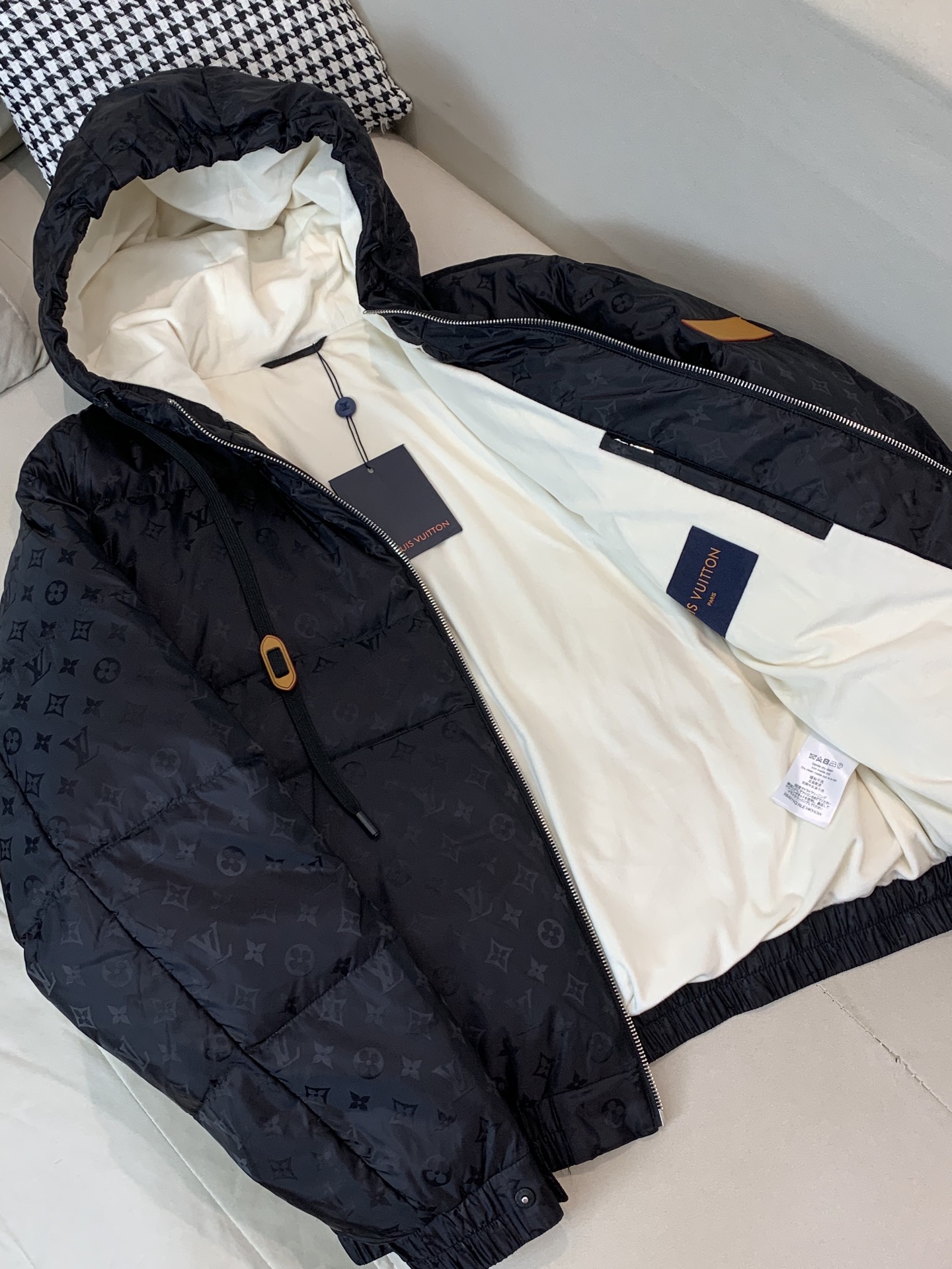 。2025SS秋冬季新款！LV驴家男士连帽羽绒服，高端轻奢的时尚风格，实穿百搭的款式，内里绒毛质地轻盈保