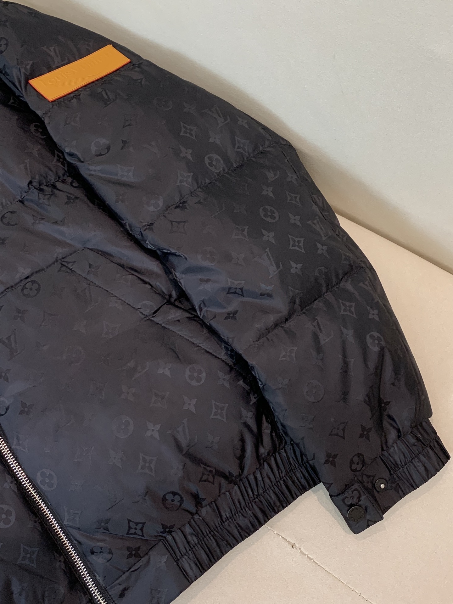 。2025SS秋冬季新款！LV驴家男士连帽羽绒服，高端轻奢的时尚风格，实穿百搭的款式，内里绒毛质地轻盈保