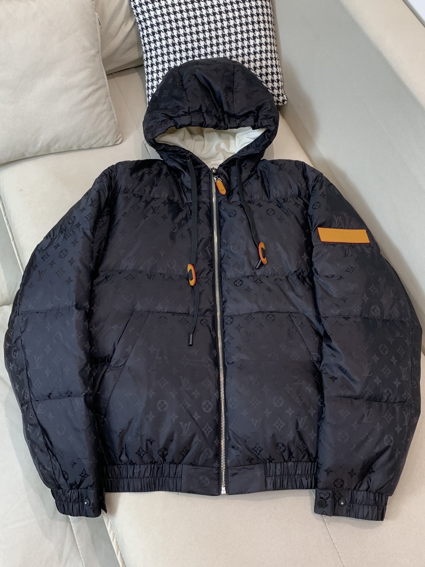 。2025SS秋冬季新款！LV驴家男士连帽羽绒服，高端轻奢的时尚风格，实穿百搭的款式，内里绒毛质地轻盈保