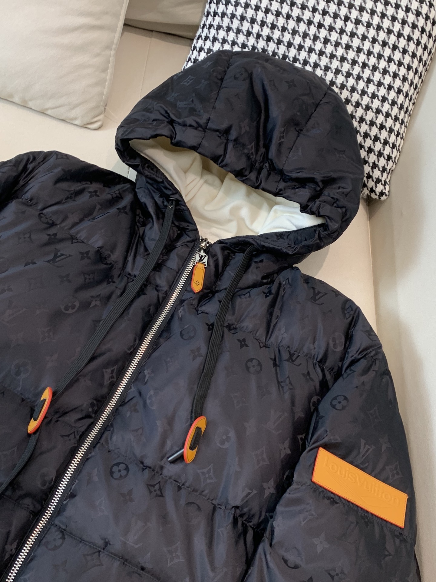 。2025SS秋冬季新款！LV驴家男士连帽羽绒服，高端轻奢的时尚风格，实穿百搭的款式，内里绒毛质地轻盈保