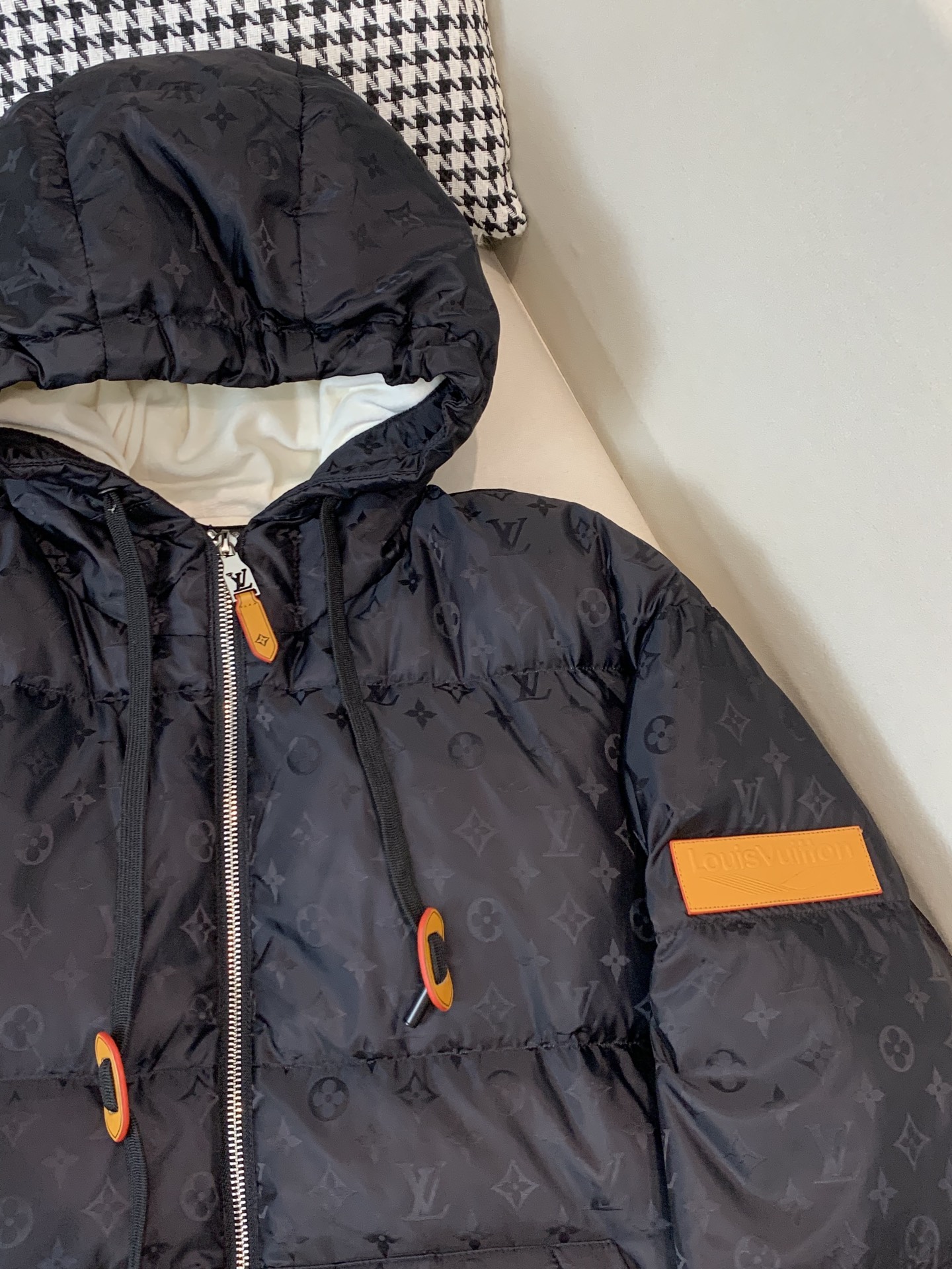 。2025SS秋冬季新款！LV驴家男士连帽羽绒服，高端轻奢的时尚风格，实穿百搭的款式，内里绒毛质地轻盈保