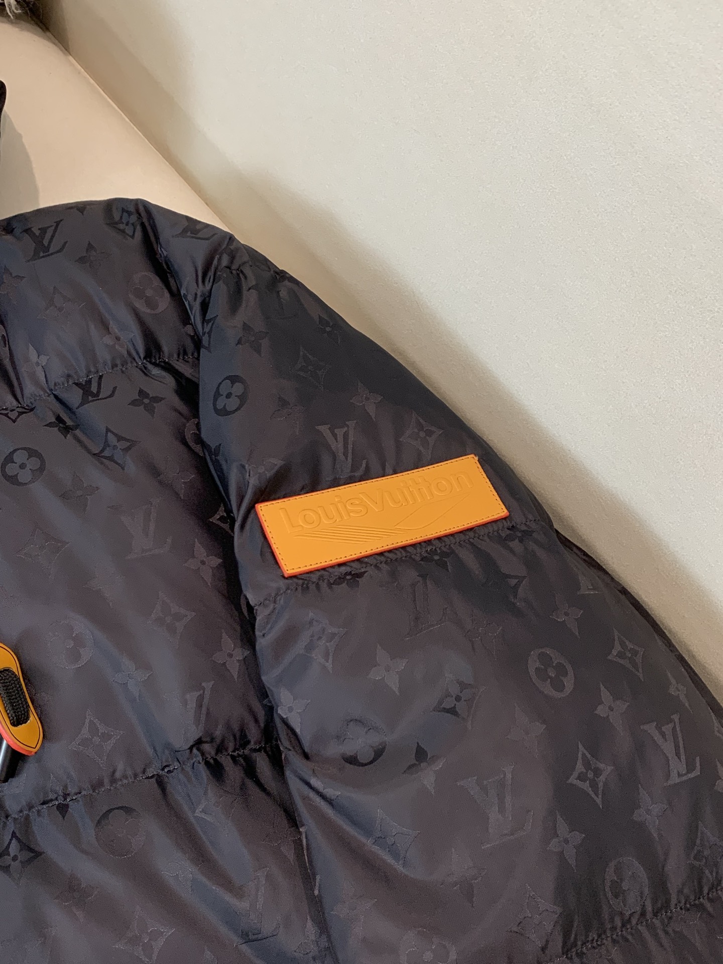 。2025SS秋冬季新款！LV驴家男士连帽羽绒服，高端轻奢的时尚风格，实穿百搭的款式，内里绒毛质地轻盈保