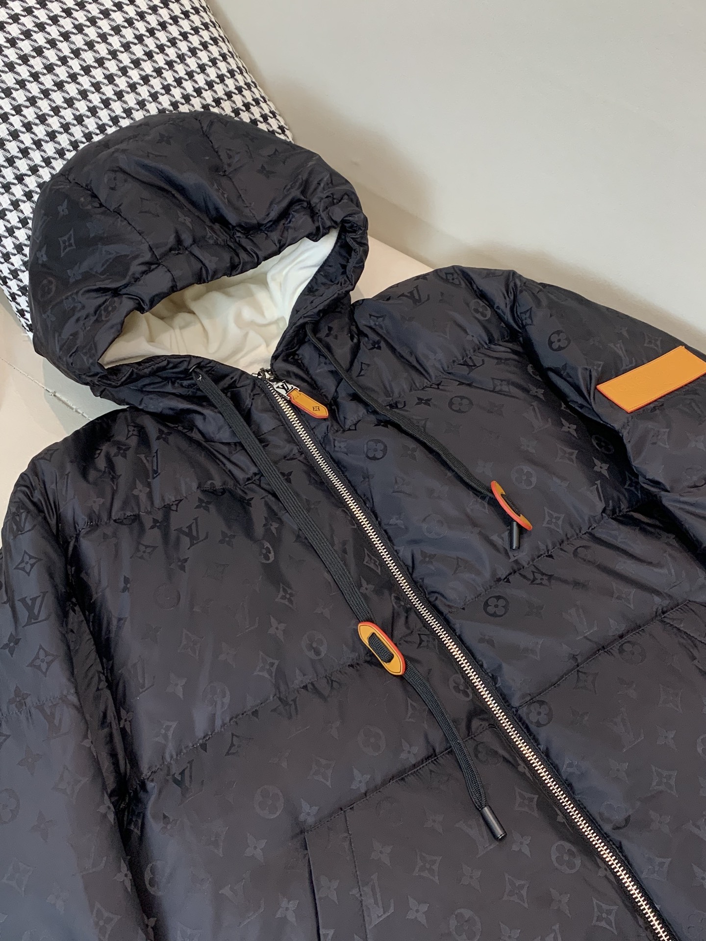 。2025SS秋冬季新款！LV驴家男士连帽羽绒服，高端轻奢的时尚风格，实穿百搭的款式，内里绒毛质地轻盈保