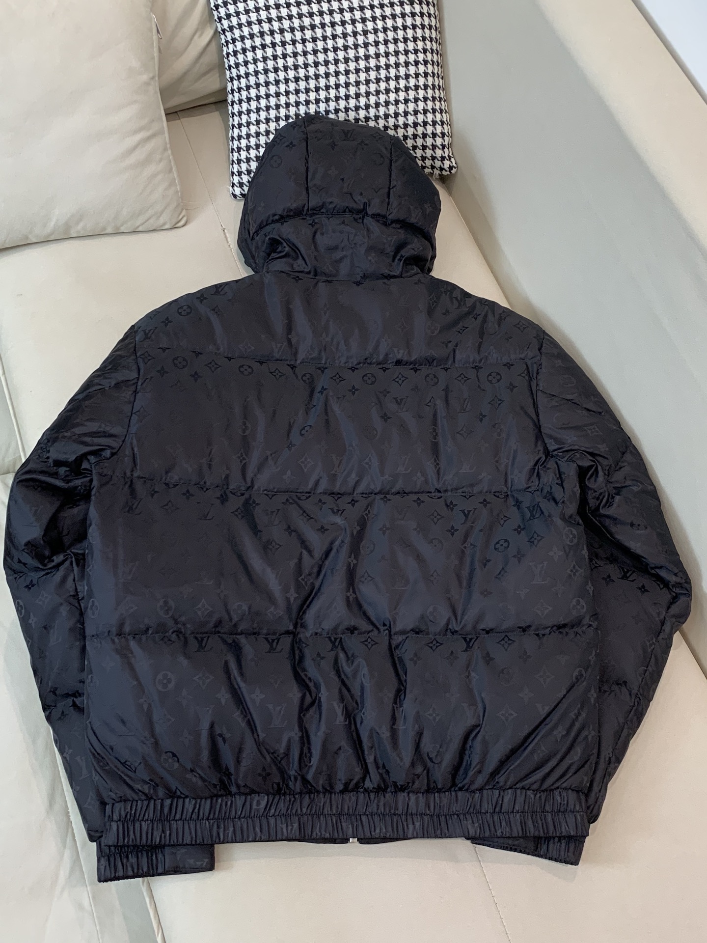 。2025SS秋冬季新款！LV驴家男士连帽羽绒服，高端轻奢的时尚风格，实穿百搭的款式，内里绒毛质地轻盈保