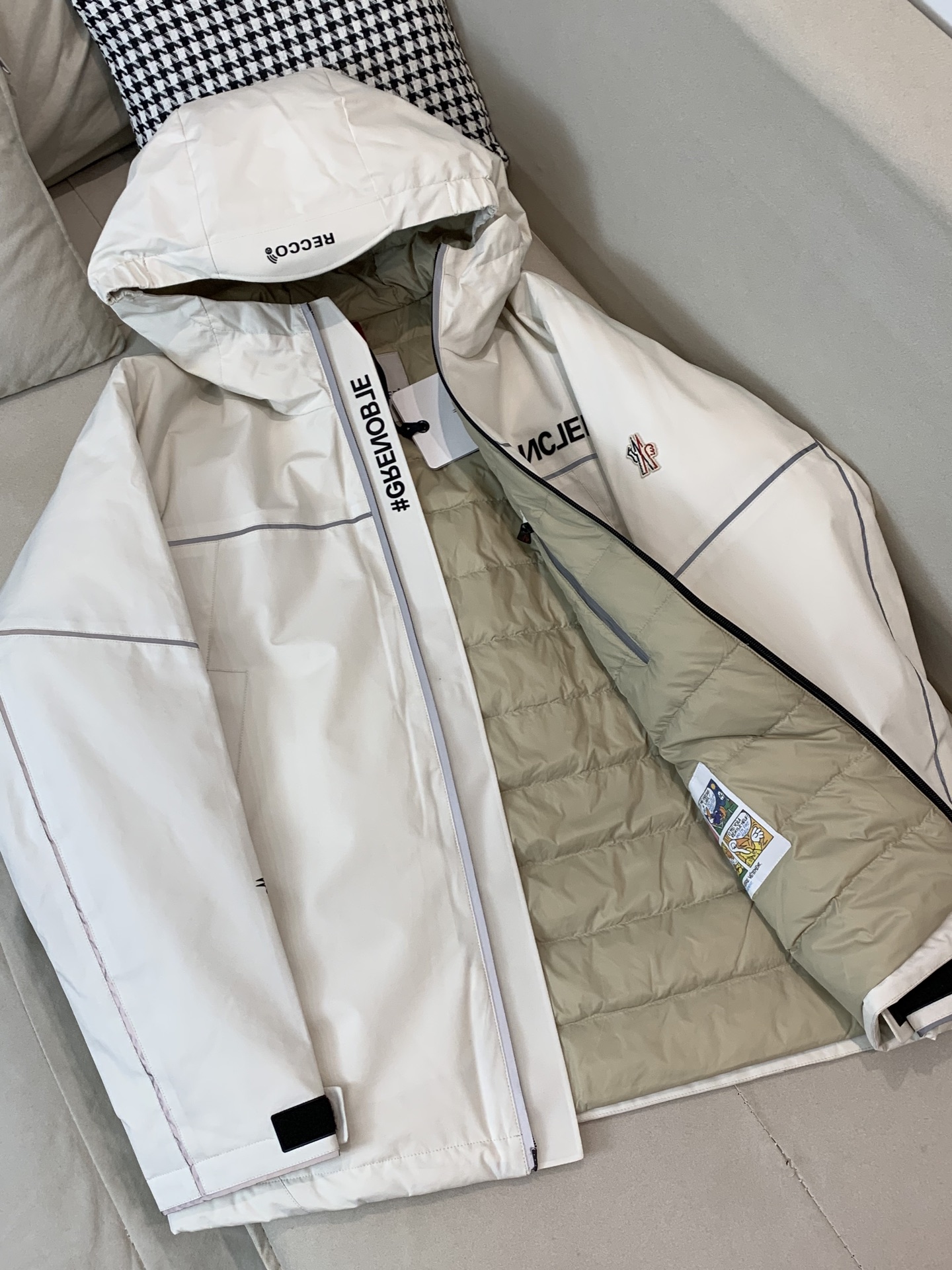 。羽绒 2025SS秋冬季出品新款！-Moncl*r经典连帽羽绒服夹克外套 采用新国标90白鸭绒 男士轻