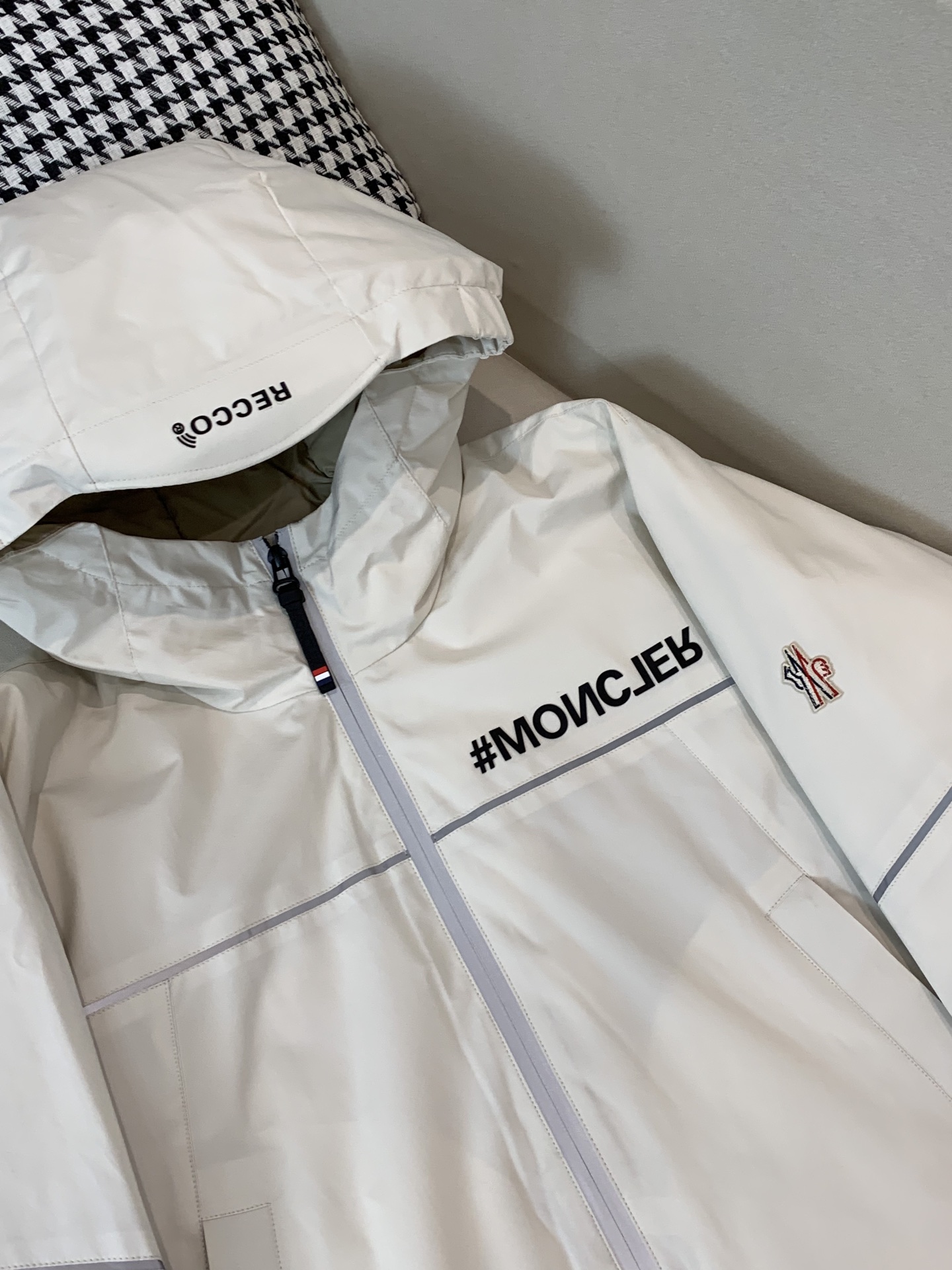 。羽绒 2025SS秋冬季出品新款！-Moncl*r经典连帽羽绒服夹克外套 采用新国标90白鸭绒 男士轻