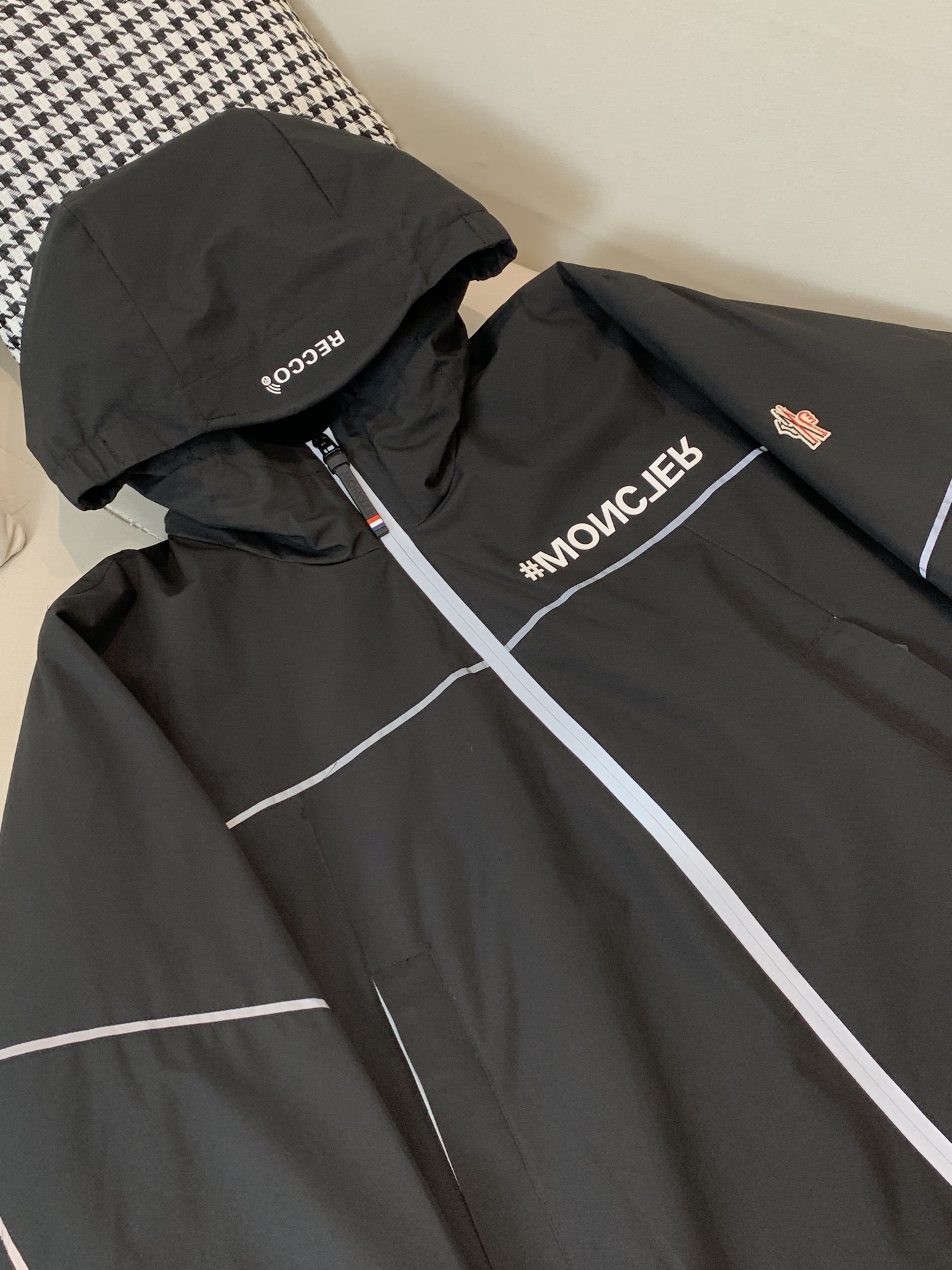 。羽绒 2025SS秋冬季出品新款！-Moncl*r经典连帽羽绒服夹克外套 采用新国标90白鸭绒 男士轻