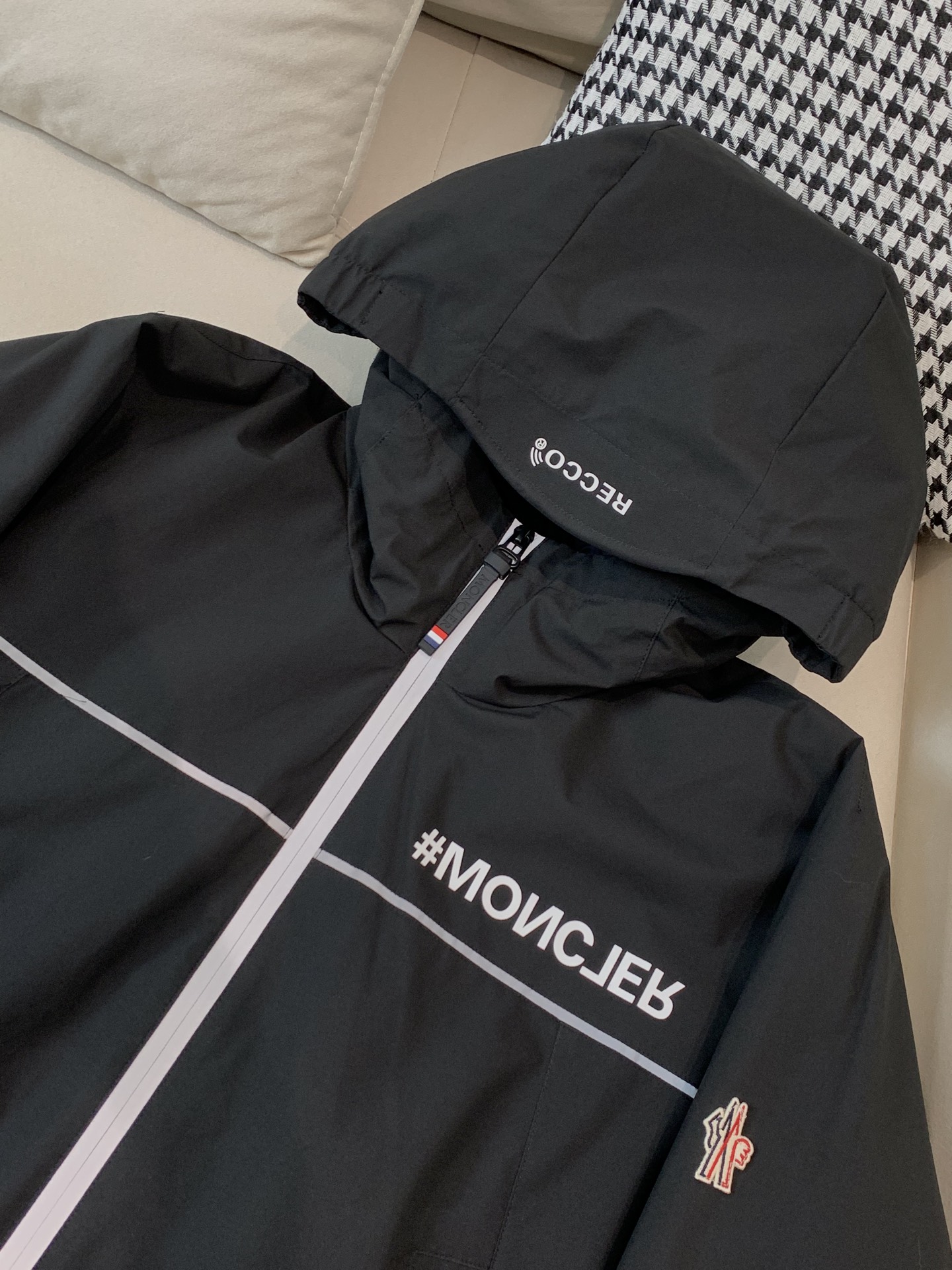 。羽绒 2025SS秋冬季出品新款！-Moncl*r经典连帽羽绒服夹克外套 采用新国标90白鸭绒 男士轻