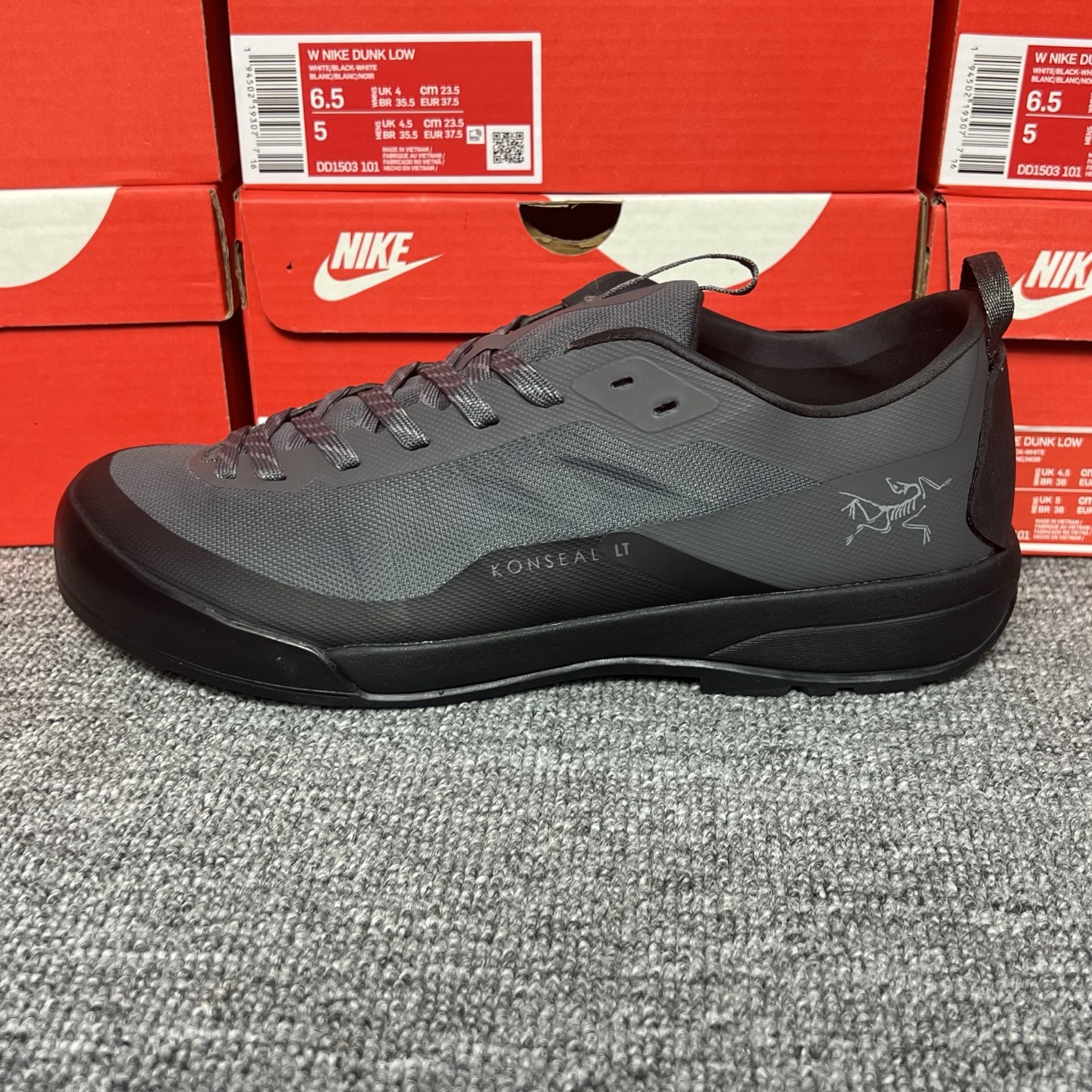 平台版ARC‘TERYX始祖鸟 KONSEAL LT系列
顶级品质 代购指定版本 现货主推
原数据开发 不掉标 正确高频字体
鸟爪细节完美 区别市场公版货
尺码：36-45含半码
编码：AD494568