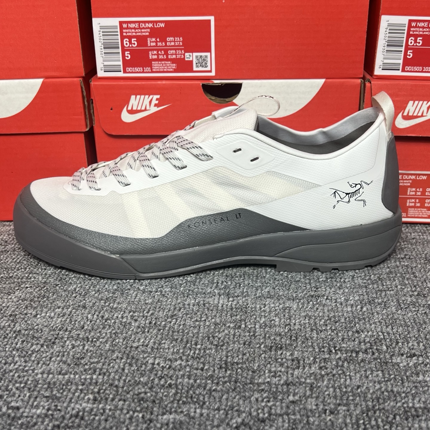 平台版ARC‘TERYX始祖鸟 KONSEAL LT系列
顶级品质 代购指定版本 现货主推
原数据开发 不掉标 正确高频字体
鸟爪细节完美 区别市场公版货
尺码：36-45含半码
编码：AD494568