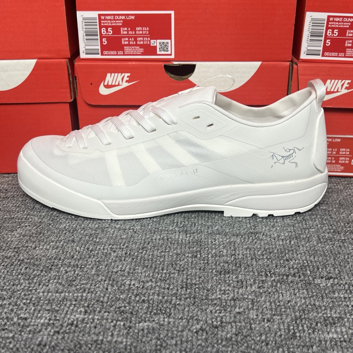 平台版ARC‘TERYX始祖鸟 KONSEAL LT系列
顶级品质 代购指定版本 现货主推
原数据开发 不掉标 正确高频字体
鸟爪细节完美 区别市场公版货
尺码：36-45含半码
编码：AD494568