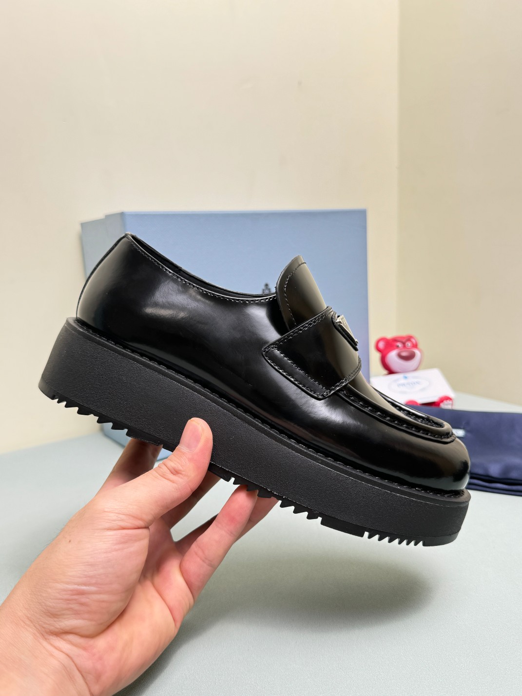 Mocasines con plataforma Factory Prada 2024. Parte superior: cuero de vaca/charol de vaca importado con borde…