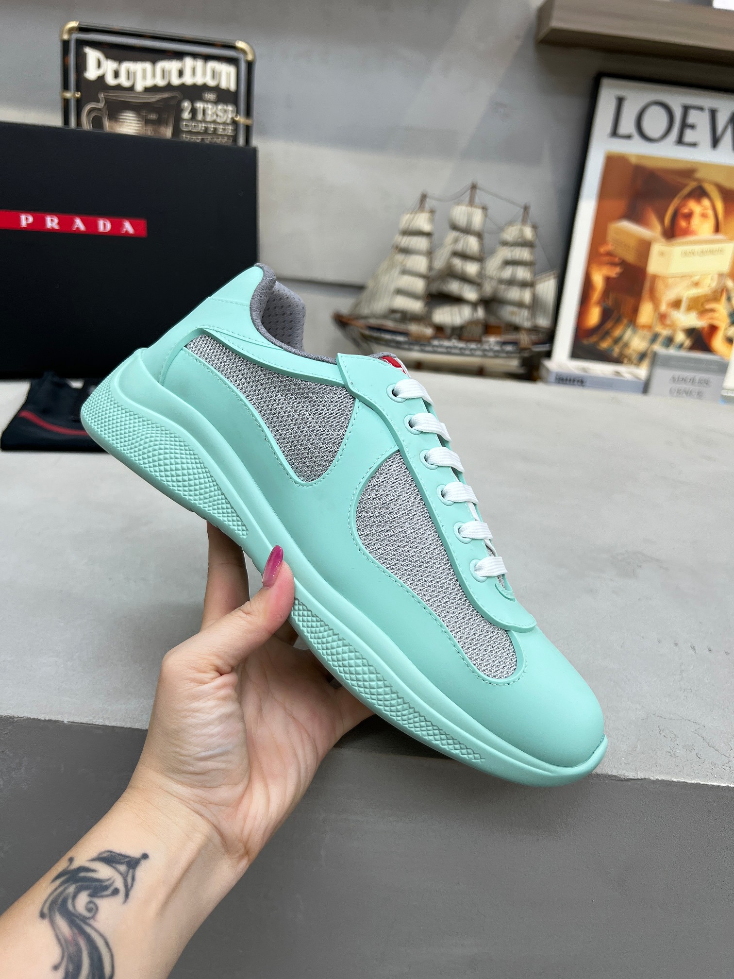 NO:557944,Prada PRADA's top version of sports shoes, imported fly-knit fabric upper spliced ​​with soft rubber, sheepskin lining + cowhide tiptoe, wear-resistant, non-slip and lightweight outsole, same style for men and women, size 38-47 (customized at 45.46.47),, prada, prada, sneakers, cowhide, sheepskin19860909普拉达PRADA顶级版运动鞋 鞋面进口飞织面料拼接软橡胶, 羊皮内里+牛皮踮脚, 耐磨防滑轻便大底, 男女同款 码数38-47码(45.46.47定做),,prada,prada,sneakers,cowhide,sheepskin,Men's shoes