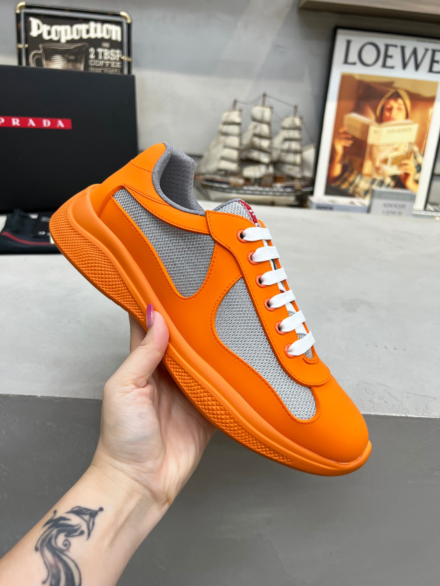 NO:557946,Prada PRADA's top version of sports shoes, imported fly-knit fabric upper spliced ​​with soft rubber, sheepskin lining + cowhide tiptoe, wear-resistant, non-slip and lightweight outsole, same style for men and women, size 38-47 (customized at 45.46.47),, prada, prada, sneakers, cowhide, sheepskin19860909普拉达PRADA顶级版运动鞋 鞋面进口飞织面料拼接软橡胶, 羊皮内里+牛皮踮脚, 耐磨防滑轻便大底, 男女同款 码数38-47码(45.46.47定做),,prada,prada,sneakers,cowhide,sheepskin,Men's shoes