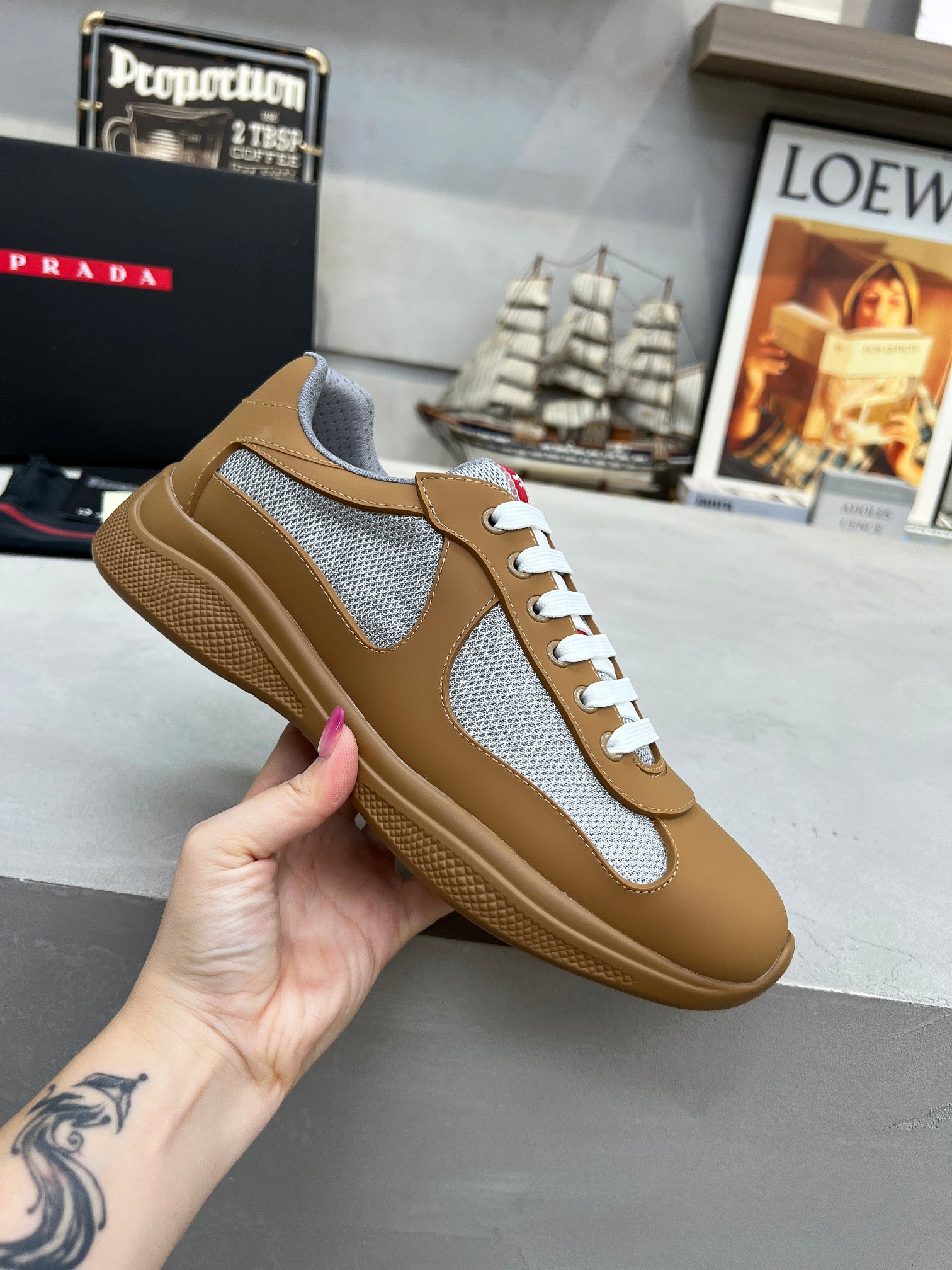 NO:557908,Prada PRADA's top version of sports shoes, imported fly-knit fabric upper spliced ​​with soft rubber, sheepskin lining + cowhide tiptoe, wear-resistant, non-slip and lightweight outsole, same style for men and women, size 38-47 (customized at 45.46.47),, prada, prada, sneakers, cowhide, sheepskin19860909普拉达PRADA顶级版运动鞋 鞋面进口飞织面料拼接软橡胶, 羊皮内里+牛皮踮脚, 耐磨防滑轻便大底, 男女同款 码数38-47码(45.46.47定做),,prada,prada,sneakers,cowhide,sheepskin,Men's shoes