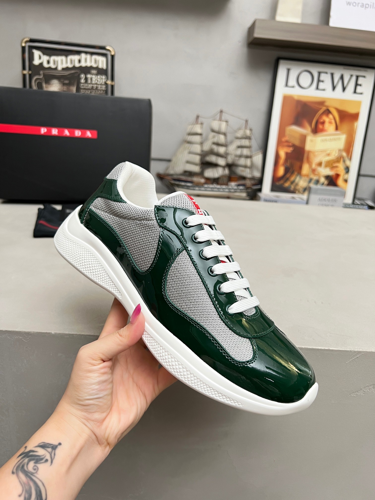 NO:557915,Prada PRADA top version sports shoes, imported fly-knit fabric uppers spliced ​​with patent leather, sheepskin lining + cowhide toes, wear-resistant non-slip lightweight outsole, same style for men and women, size 35-47, (customized at 46.47),, prada, prada, sneakers, cowhide, sheepskin19860909普拉达PRADA顶级版运动鞋 鞋面进口飞织面料拼接漆皮, 羊皮内里+牛皮踮脚, 耐磨防滑轻便大底, 男女同款 码数35-47码,(46.47定做),,prada,prada,sneakers,cowhide,sheepskin,Men's shoes