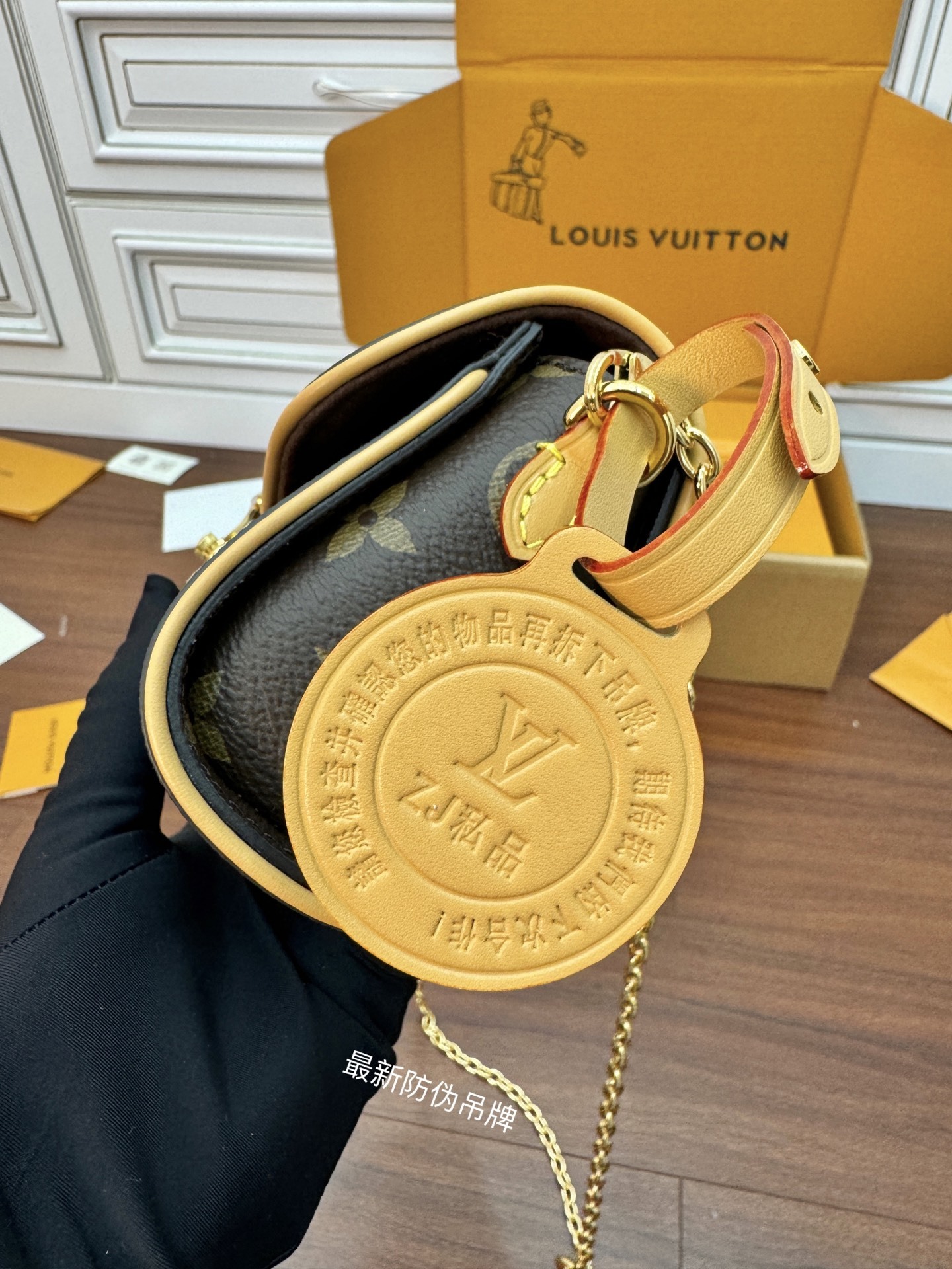 M13566私品(163动态UID )进口菱形面料 (品质第九次升级,进口原厂皮.专柜同步,动态电子芯片