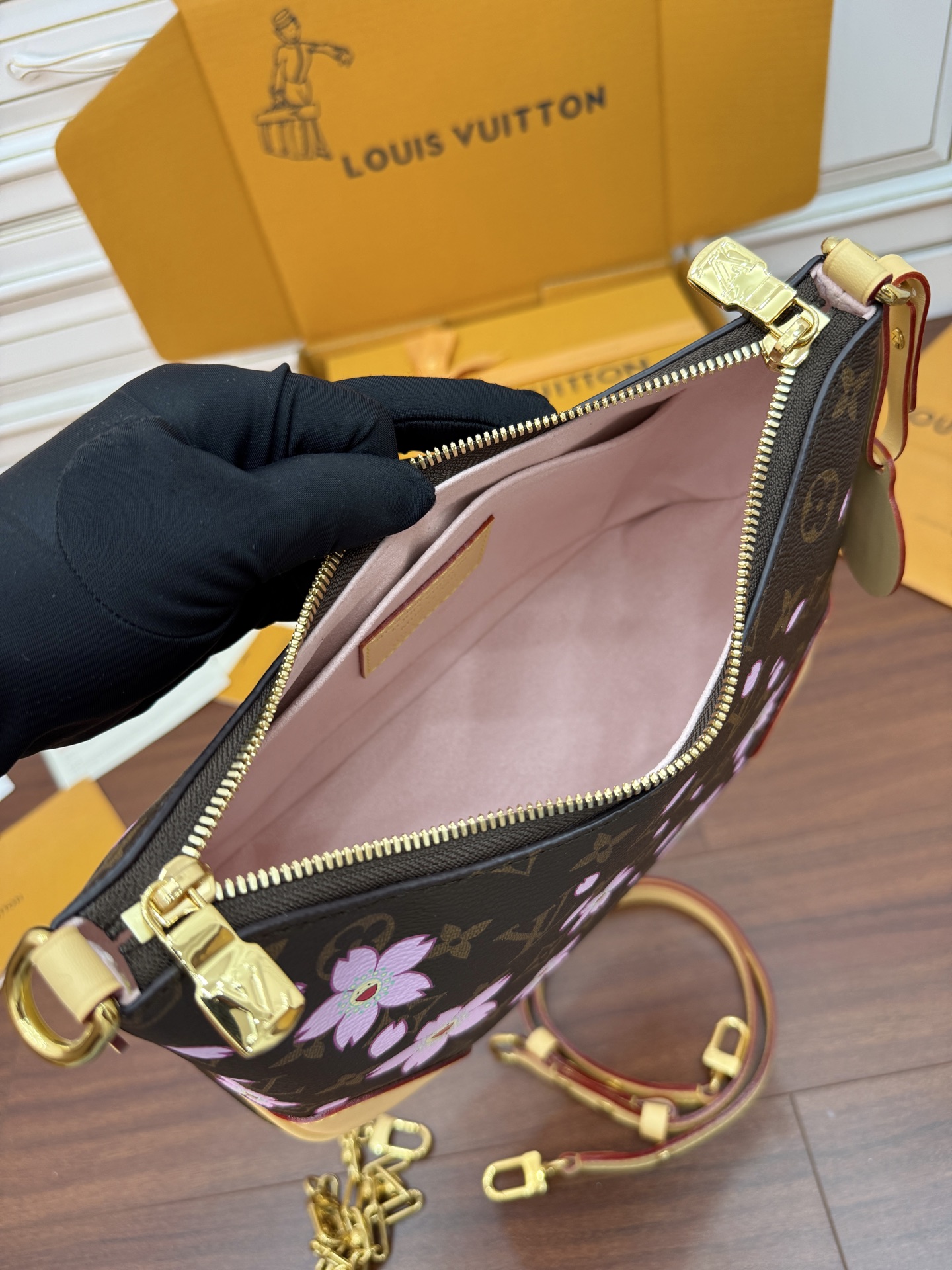 Louis Vuitton Brown Leather Hobo Bag with pink flower, 29x16x9.5CM 8 i1748227351868 9697 0 3