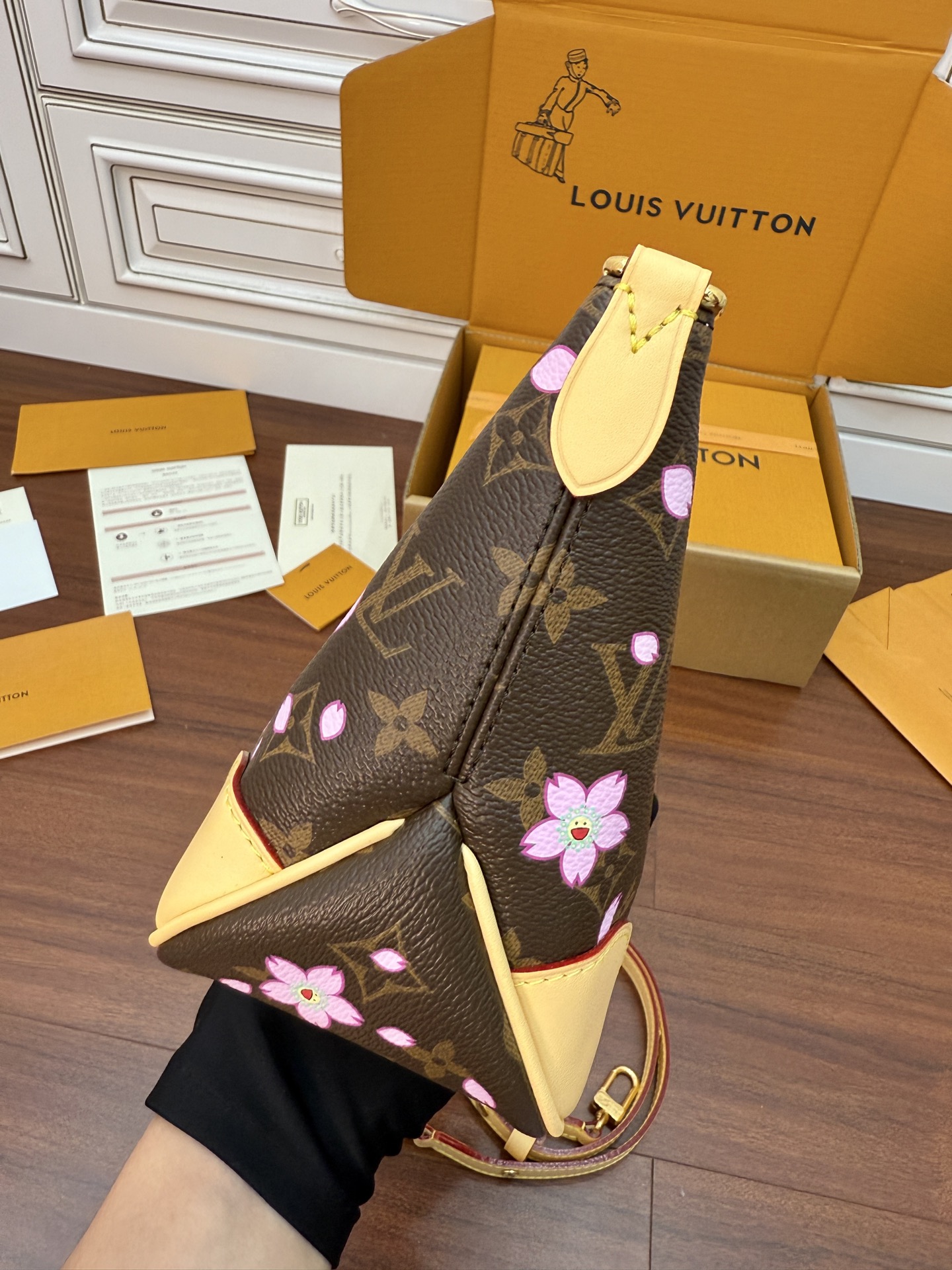 Louis Vuitton Brown Leather Hobo Bag with pink flower, 29x16x9.5CM 6 i1748227392690 693 0 4