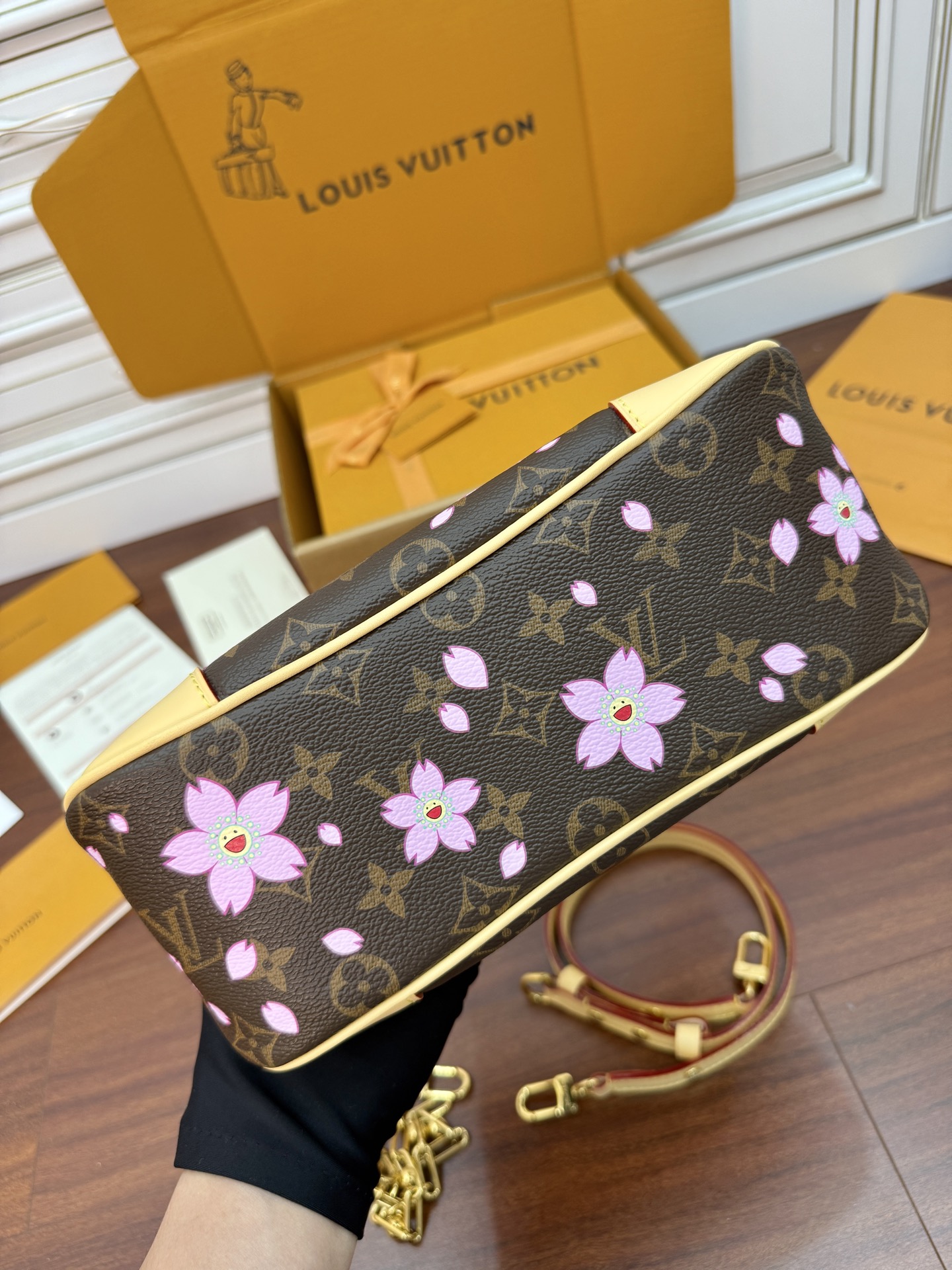 Louis Vuitton Brown Leather Hobo Bag with pink flower, 29x16x9.5CM 7 i1748227396269 3248 0 5