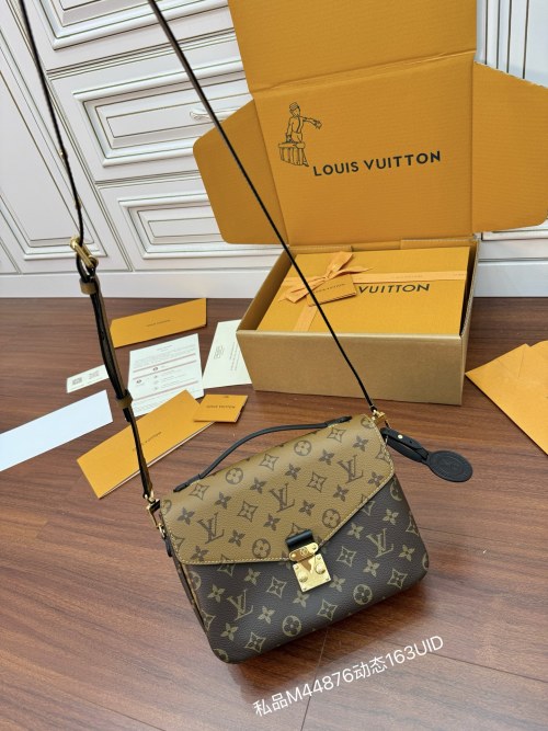 Louis Vuitton M44876: Monogram Empreinte Leather Crossbody Bag, 25x19x7cm 1 Louis Vuitton M44876: Monogram Empreinte Leather Crossbody Bag, 25x19x7cm