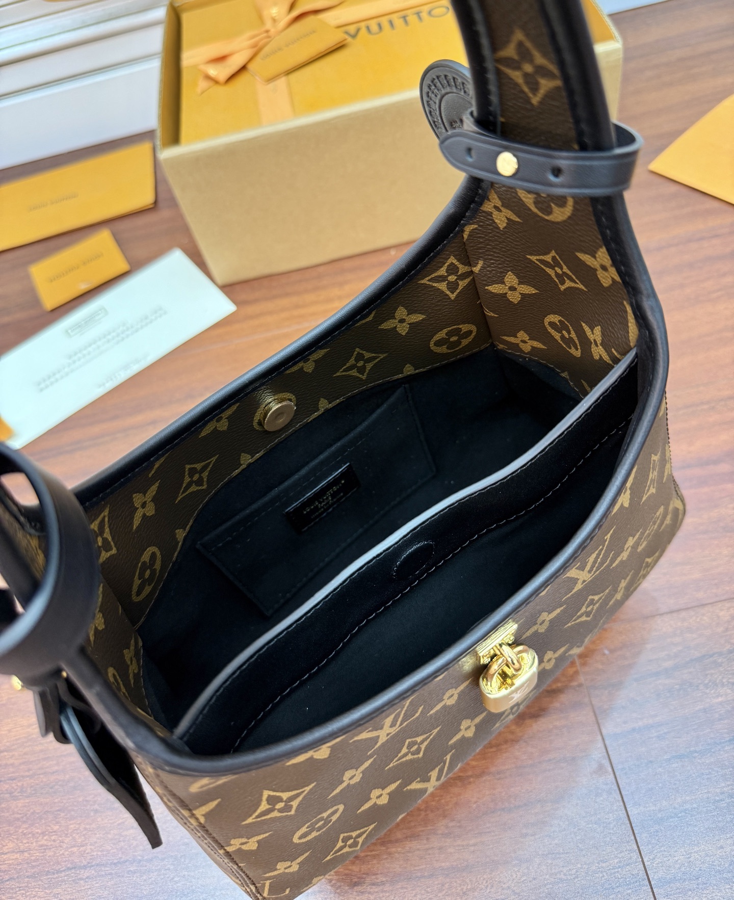 M12940私品(163动态UID )进口菱形面料 (品质第九次升级,进口原厂皮.专柜同步,动态电子芯片