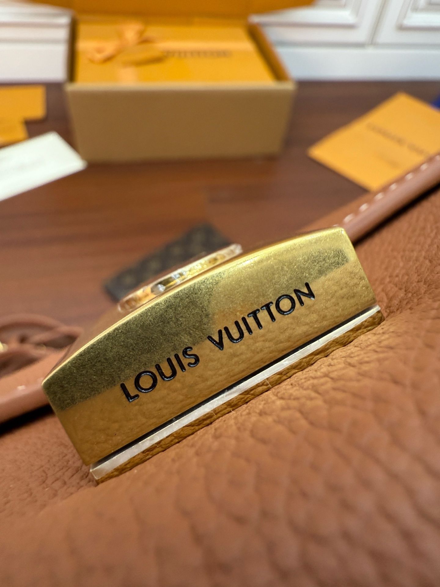 M12147特正版(动态码)(品质提升.专柜同步,动态电子芯片、礼品袋、保护纸,铜版电子标签、合格证)皮