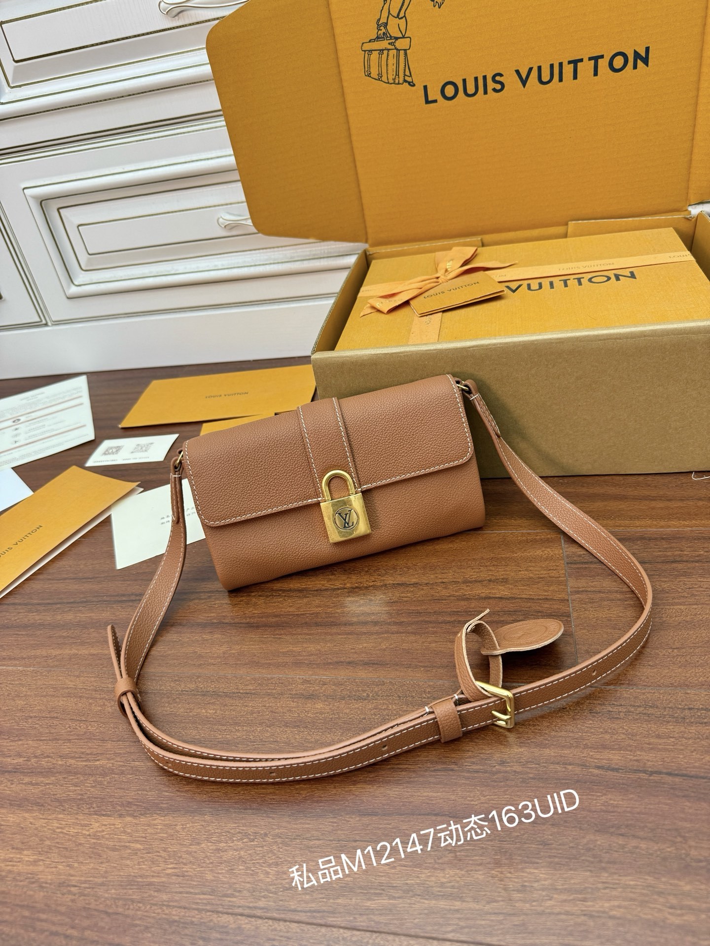 M12147特正版(动态码)(品质提升.专柜同步,动态电子芯片、礼品袋、保护纸,铜版电子标签、合格证)皮