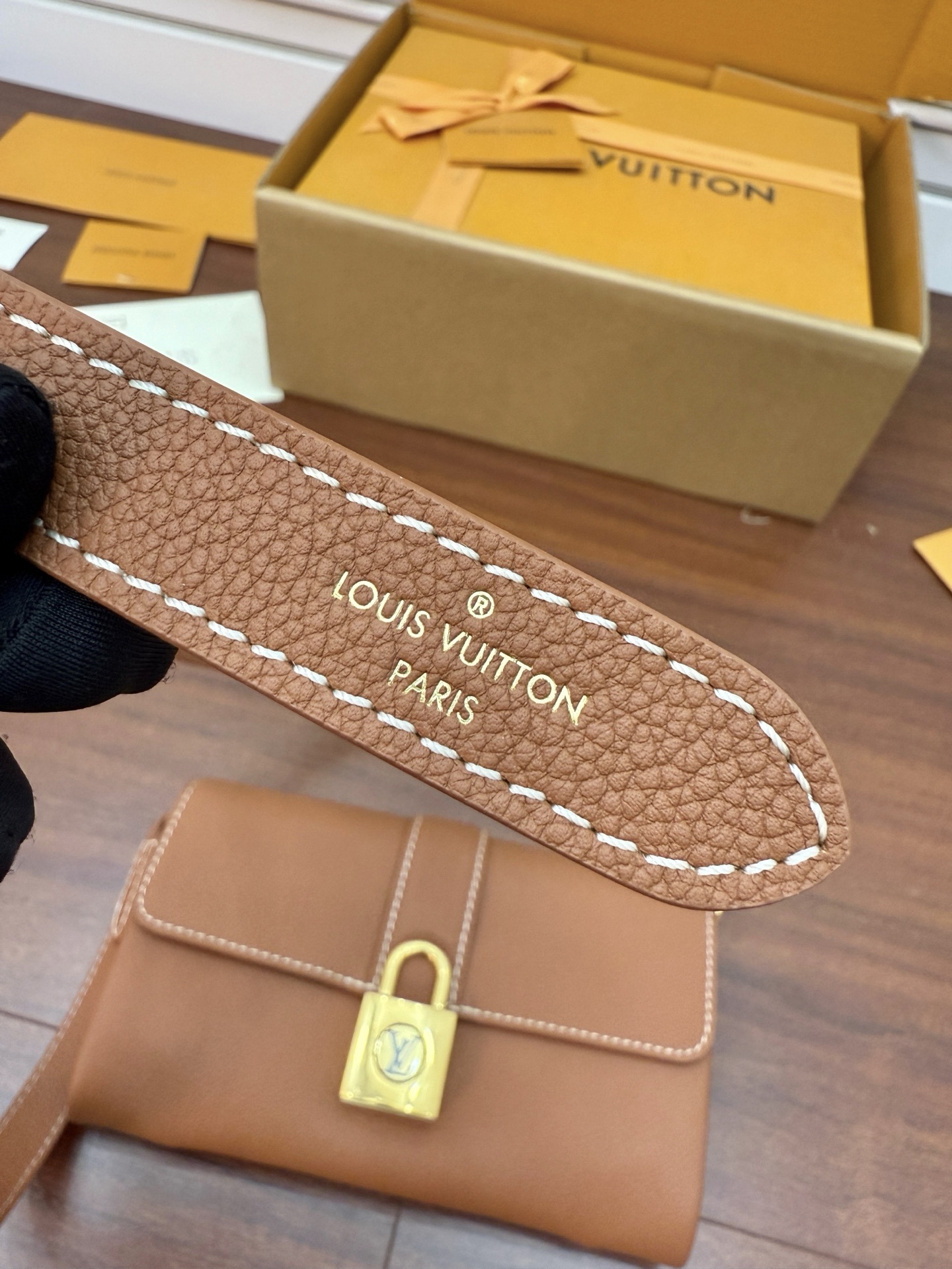 M12147特正版(动态码)(品质提升.专柜同步,动态电子芯片、礼品袋、保护纸,铜版电子标签、合格证)皮