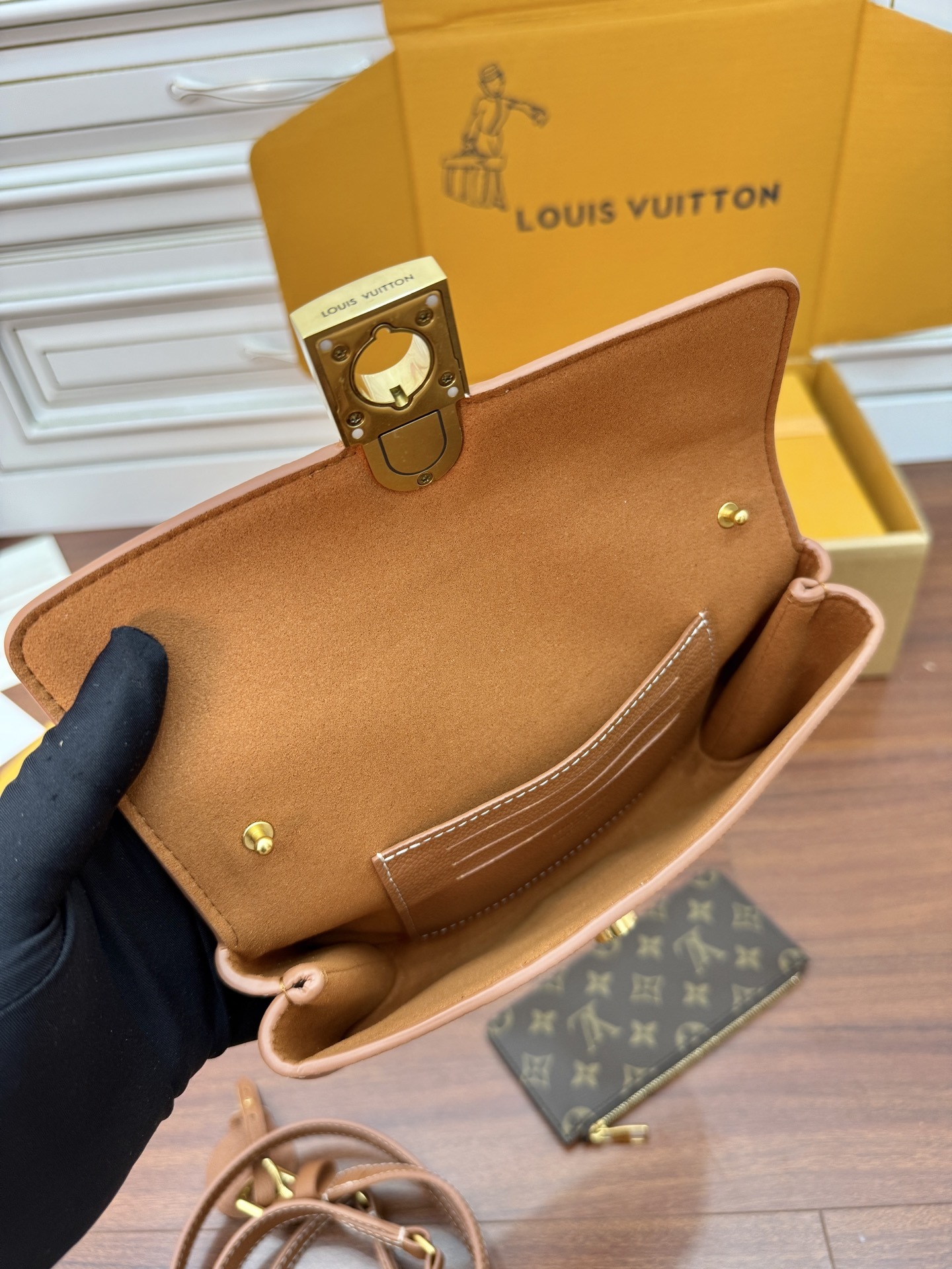 M12147特正版(动态码)(品质提升.专柜同步,动态电子芯片、礼品袋、保护纸,铜版电子标签、合格证)皮