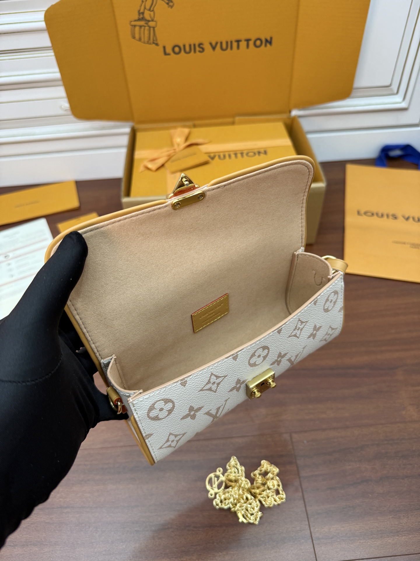 Louis Vuitton M26583 White Monogram Crossbody Bag, 20.5x11x6CM 8 i1753787583943 1492 0 6