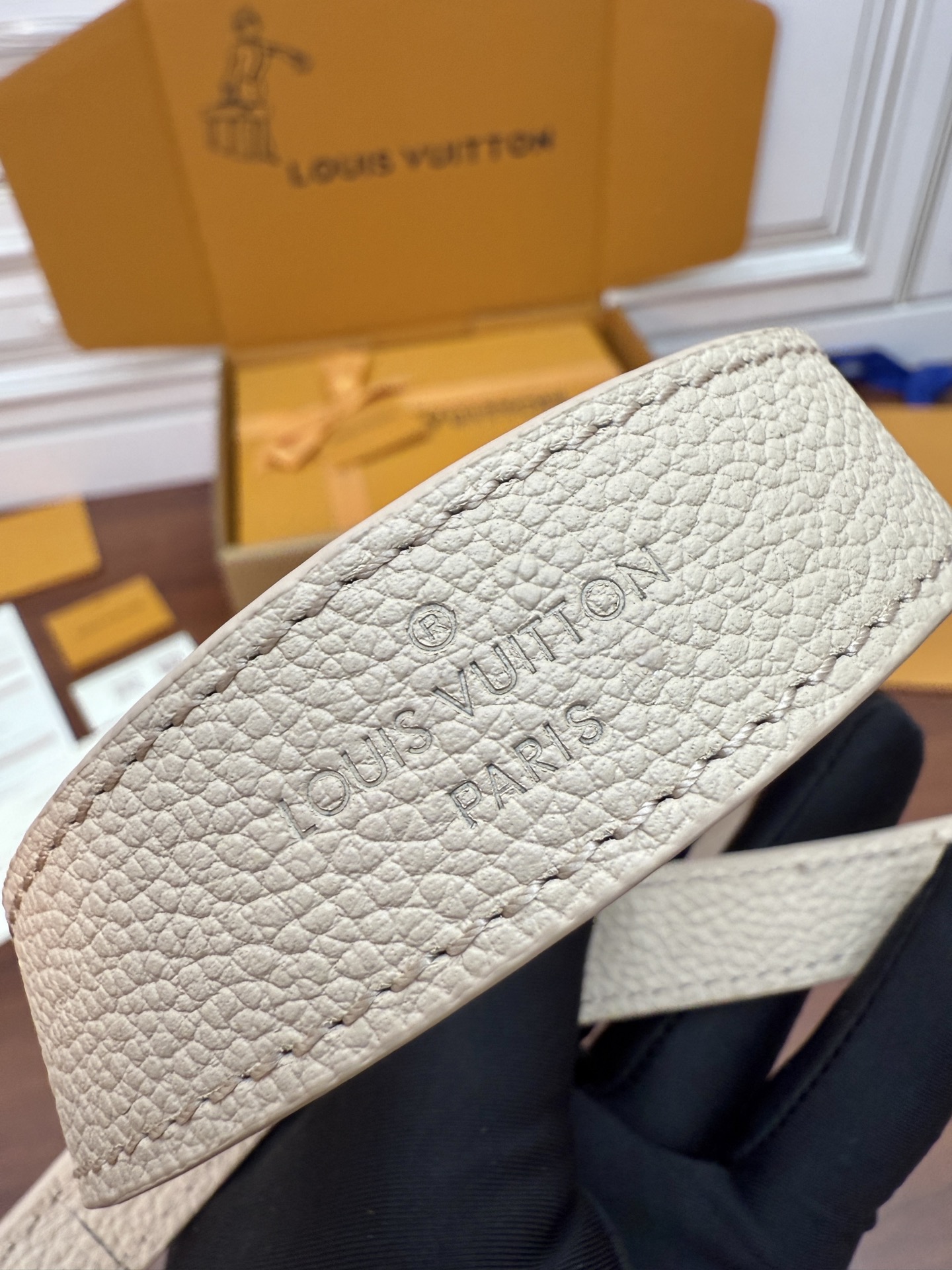 Louis Vuitton White Embossed Leather Shoulder Bag, 23x16x8.5cm 11 i1753797435961 1102 0 9