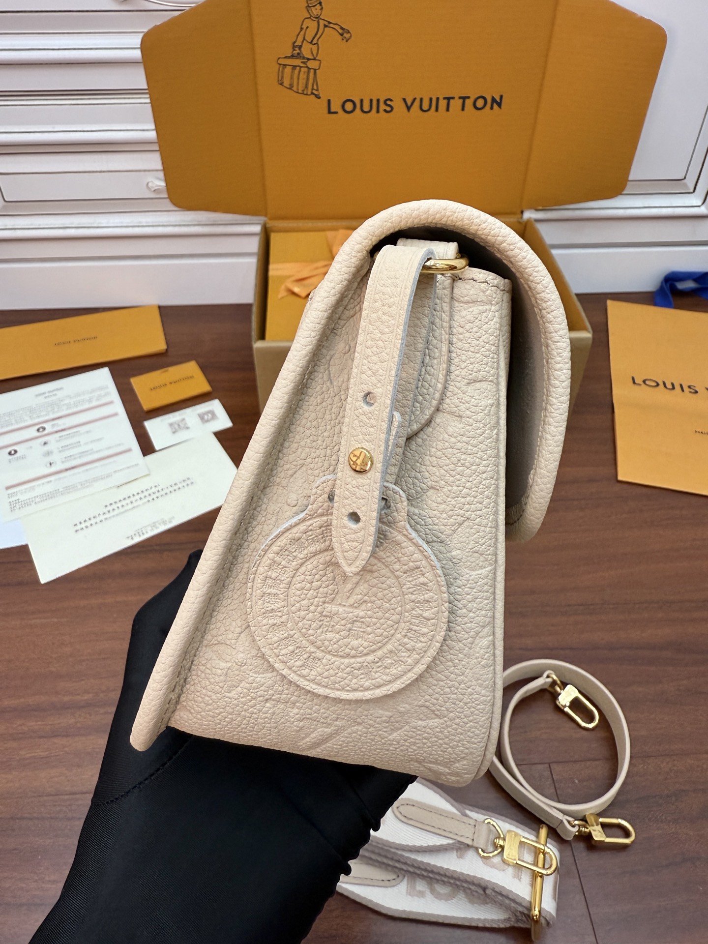 Louis Vuitton White Embossed Leather Shoulder Bag, 23x16x8.5cm 10 i1753797436000 9131 0 8