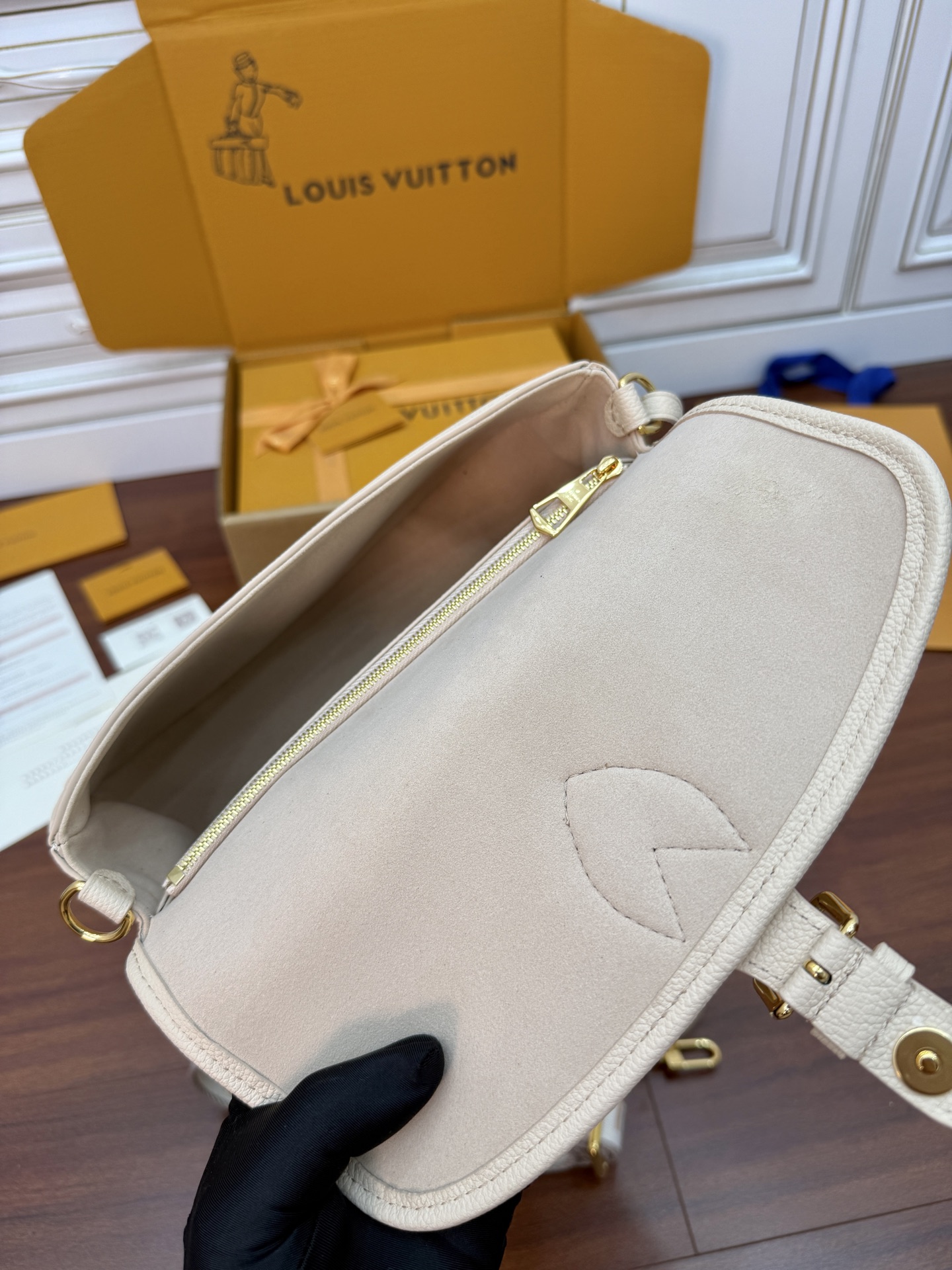 Louis Vuitton White Embossed Leather Shoulder Bag, 23x16x8.5cm 8 i1753797436542 8267 0 6