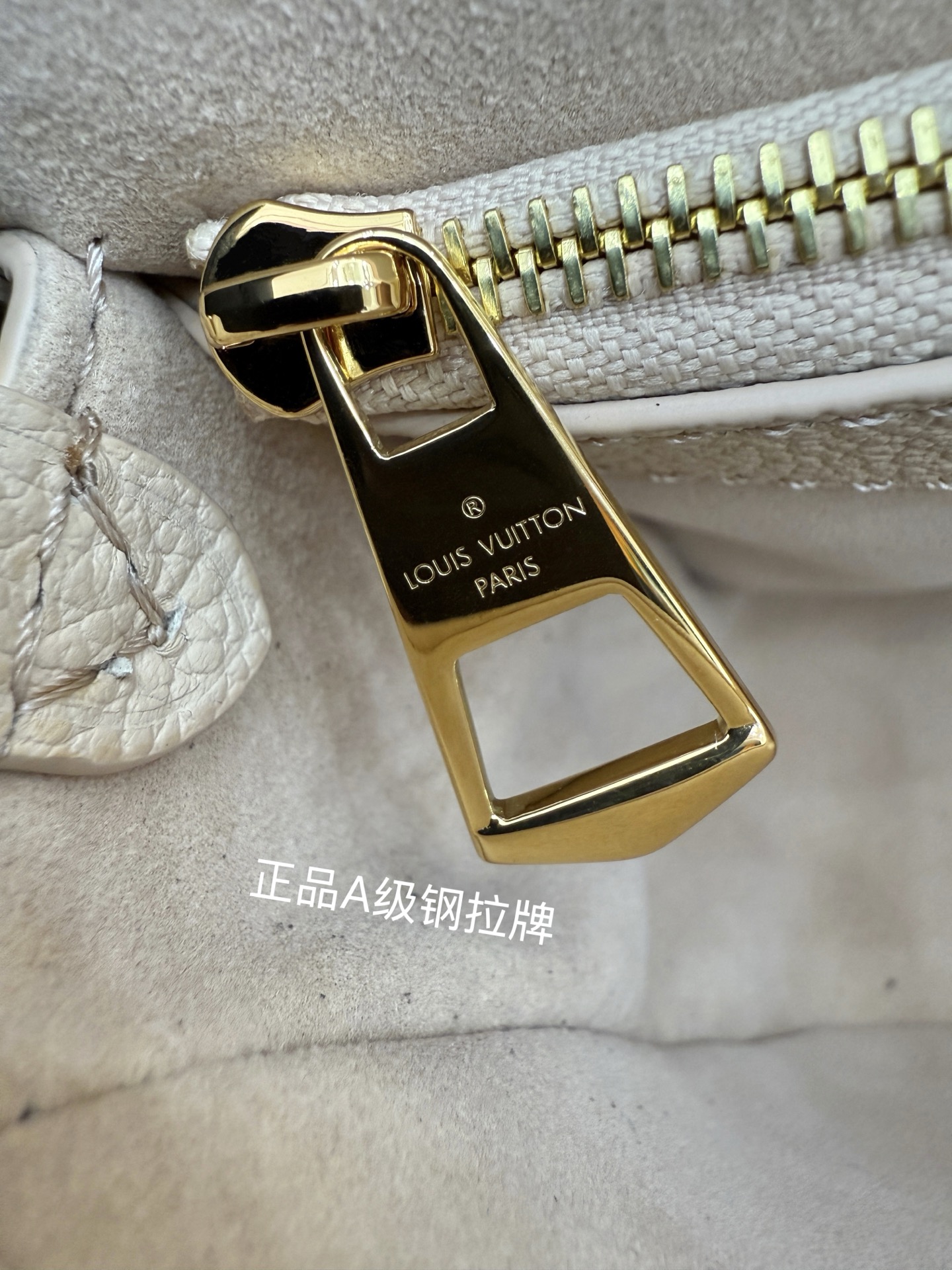 Louis Vuitton White Embossed Leather Shoulder Bag, 23x16x8.5cm 6 i1753797442360 4789 0 4