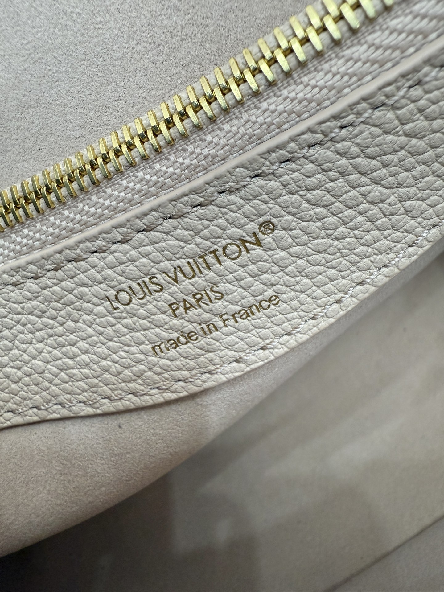 Louis Vuitton White Embossed Leather Shoulder Bag, 23x16x8.5cm 7 i1753797442577 146 0 5