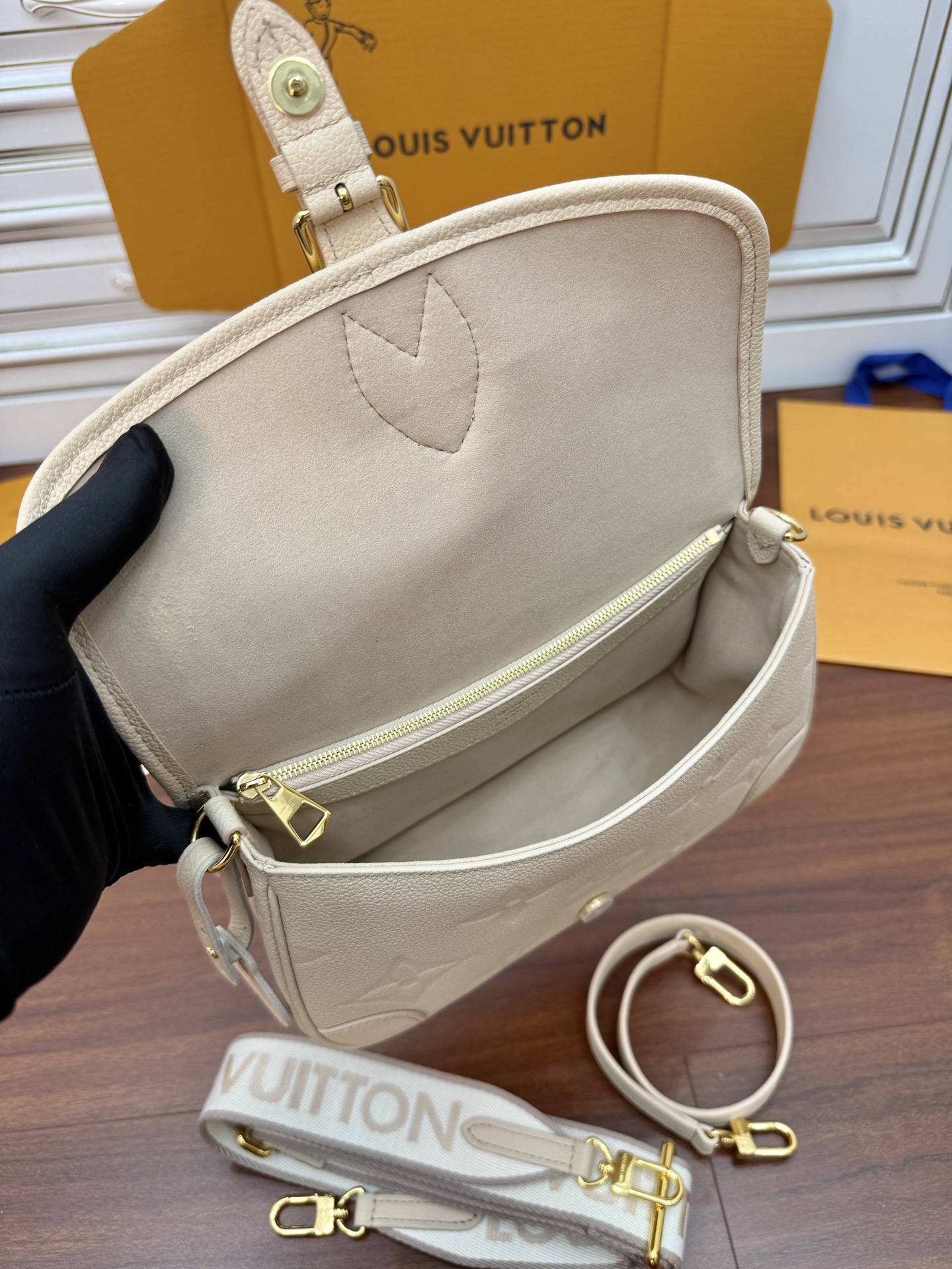 Louis Vuitton White Embossed Leather Shoulder Bag, 23x16x8.5cm 9 i1753797442778 9783 0 7