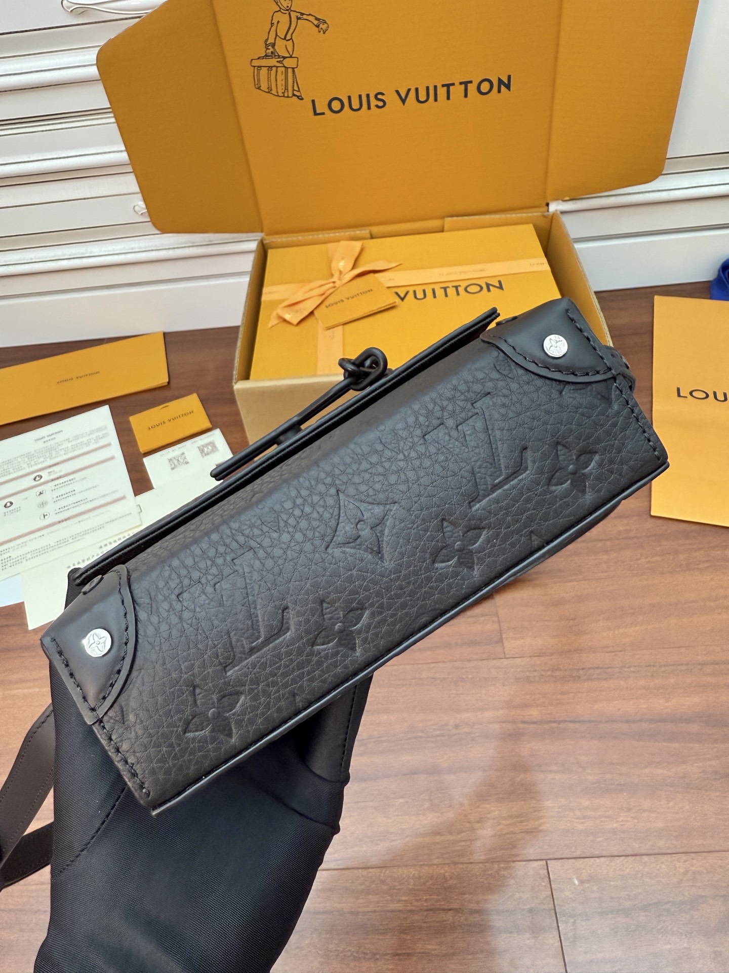 Louis Vuitton M81746 Black Leather Crossbody Bag with Diamond Pattern 9 i1753844933131 2733 0 8