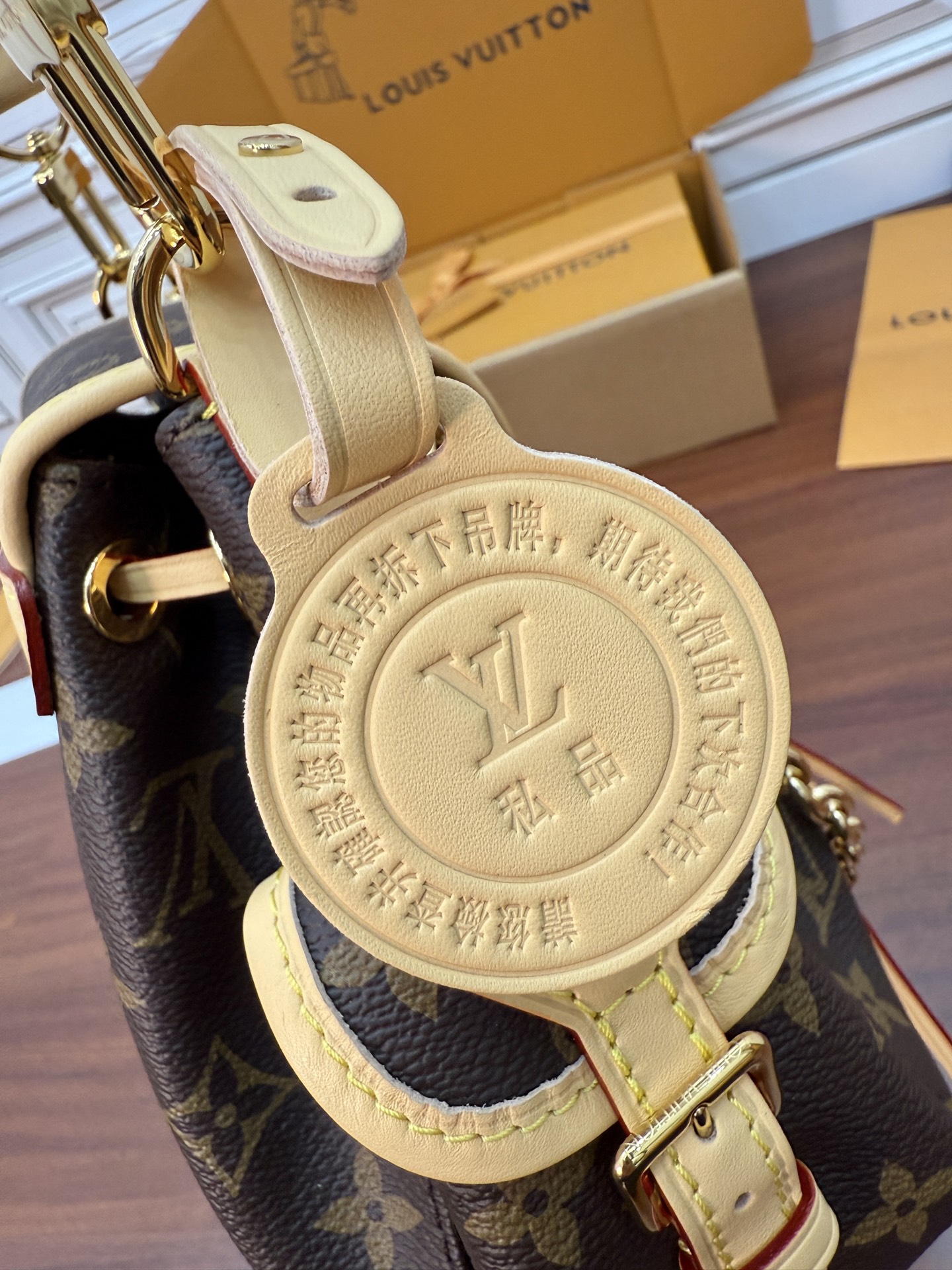 Louis Vuitton M25085 Handbag with Diamond Pattern and Adjustable Strap 9 i1754020120577 1817 0 8