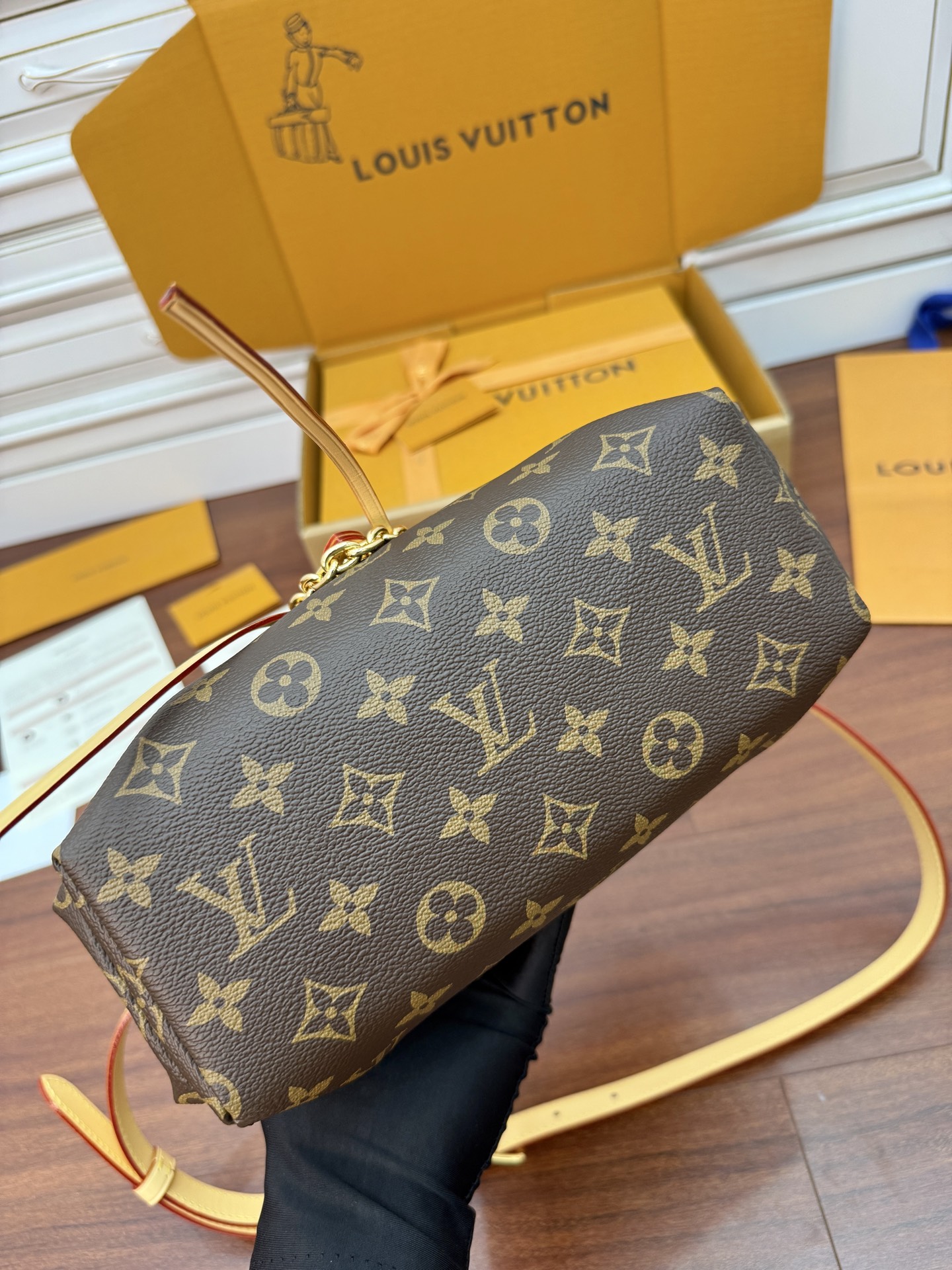 Louis Vuitton M25085 Handbag with Diamond Pattern and Adjustable Strap 7 i1754020120577 5132 0 6