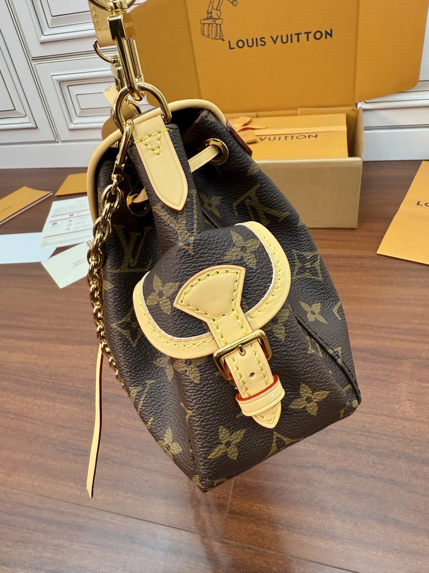 Louis Vuitton M25085 Handbag with Diamond Pattern and Adjustable Strap 8 i1754020127521 5744 0 7