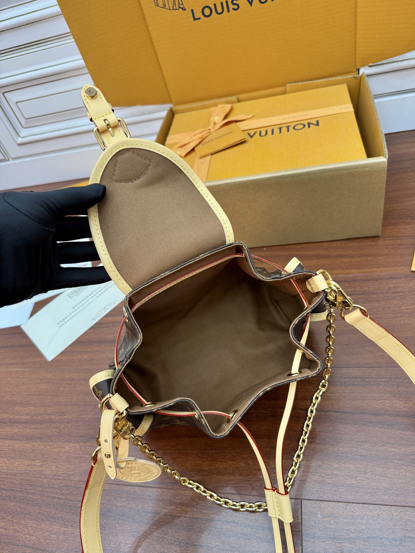 Louis Vuitton M25085 Handbag with Diamond Pattern and Adjustable Strap 6 i1754020127736 3078 0 5