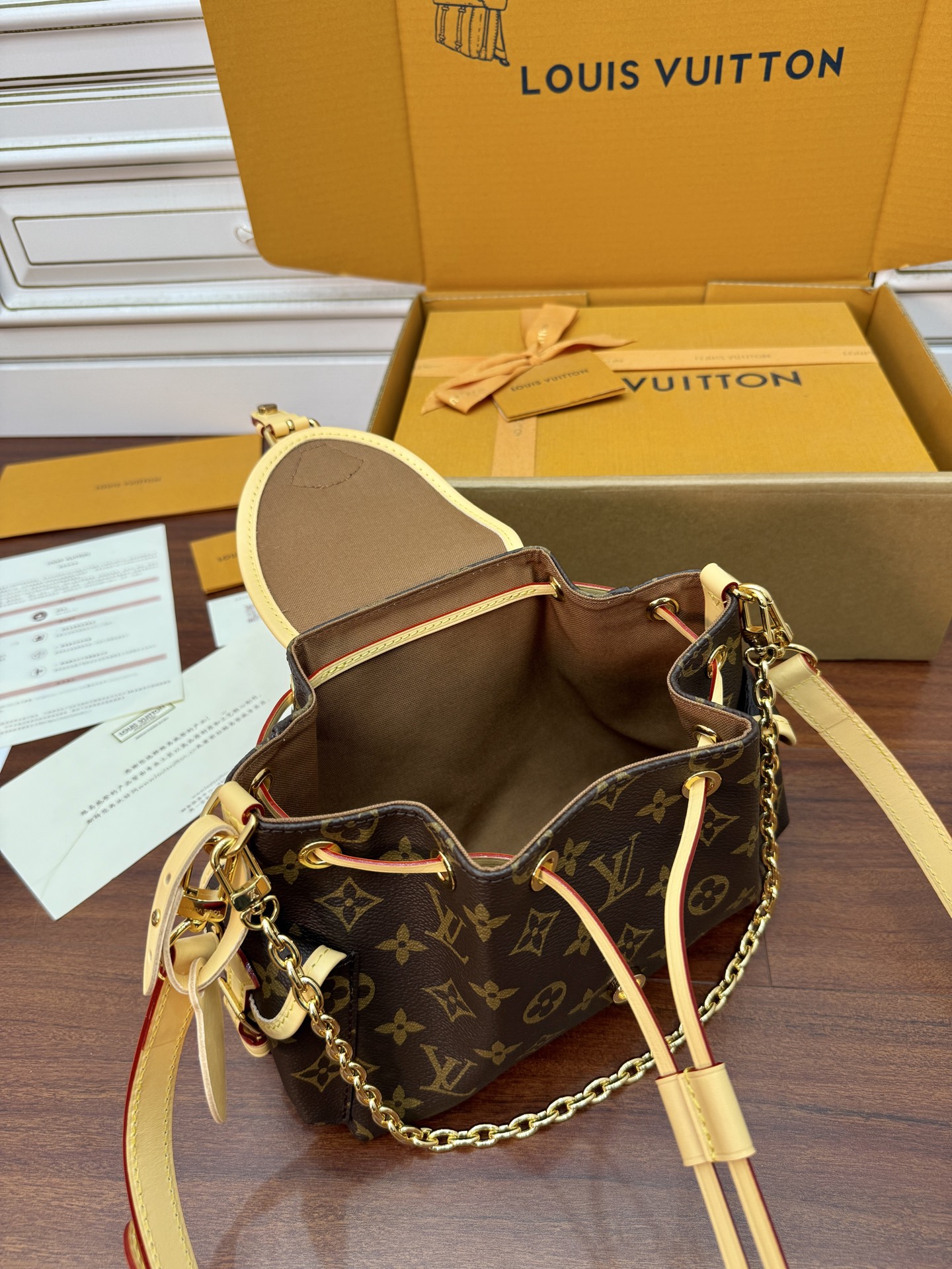 Louis Vuitton M25085 Handbag with Diamond Pattern and Adjustable Strap 5 i1754020127742 4061 0 4