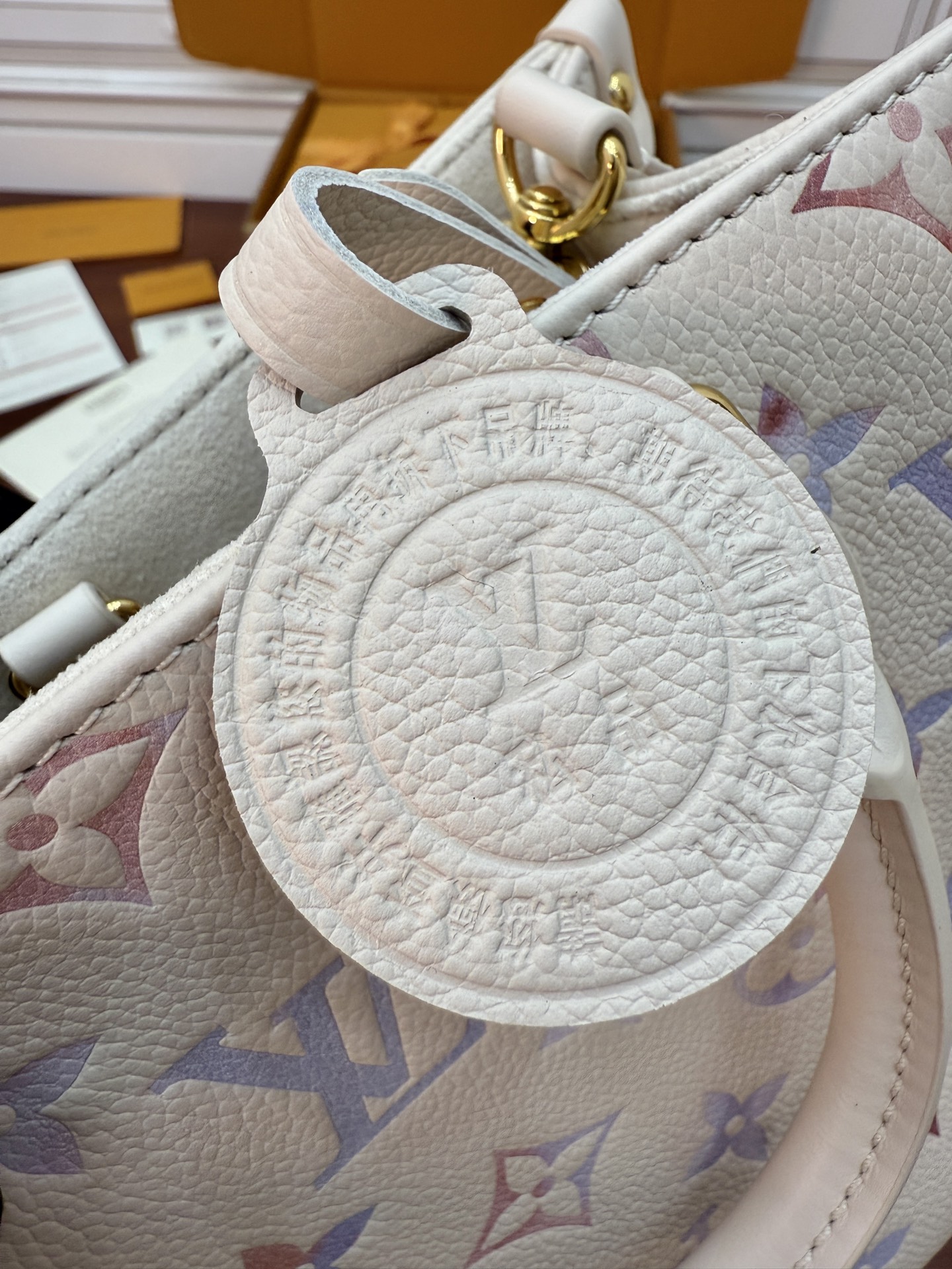Louis Vuitton M25770 White Leather Handbag, 25x19x11.5CM Designer Inspired 6 i1755487060415 2769 0 4