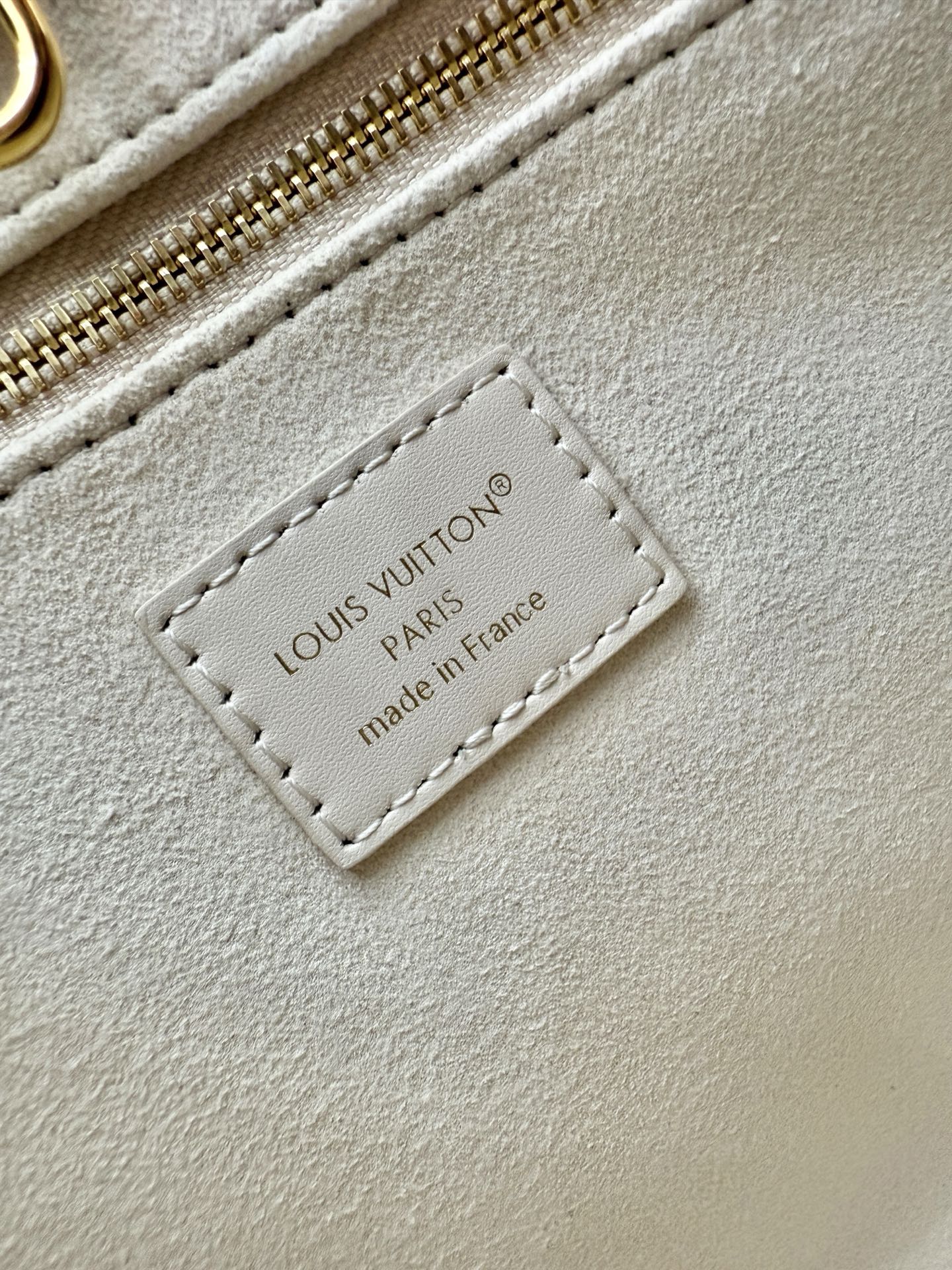 Louis Vuitton M25770 White Leather Handbag, 25x19x11.5CM Designer Inspired 8 i1755487078376 9549 0 6