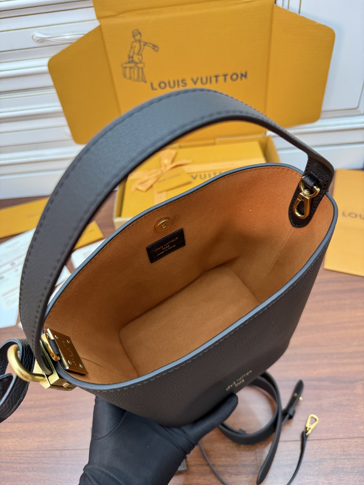 Louis Vuitton M25543 Black Leather Bucket Bag with Pouch 6 i1755487493910 8001 0 4