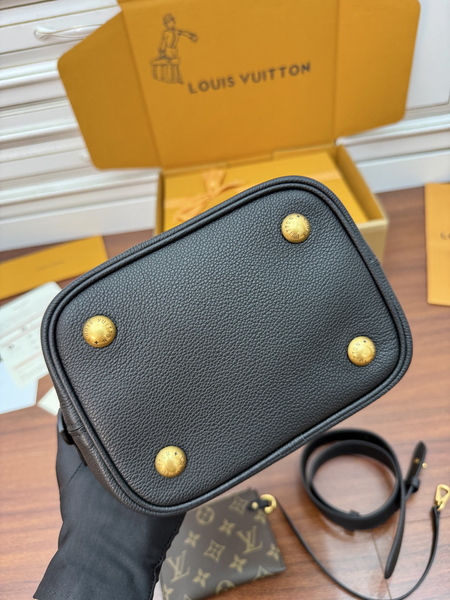 Louis Vuitton M25543 Black Leather Bucket Bag with Pouch 10 i1755487499959 8585 0 8
