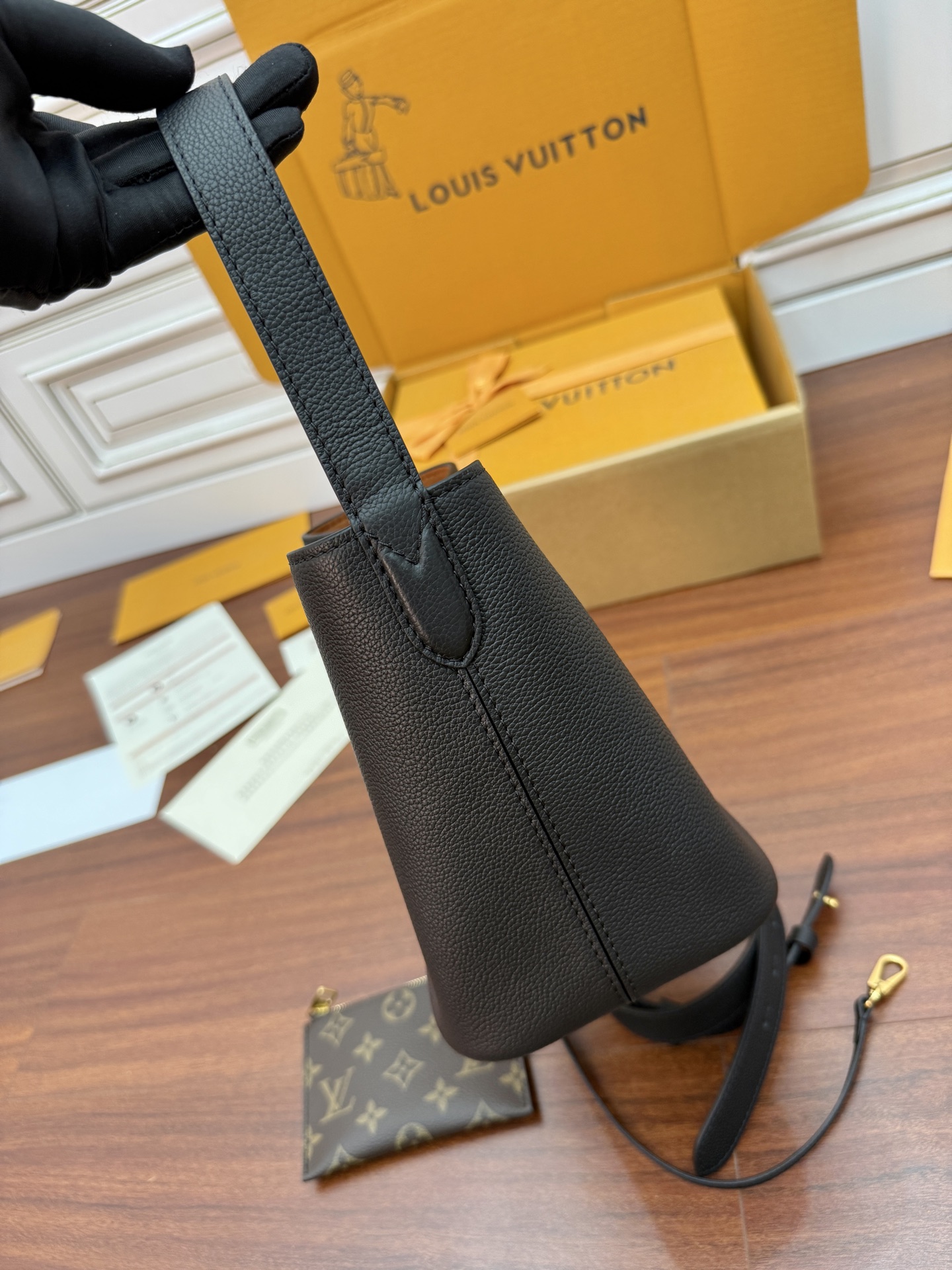 Louis Vuitton M25543 Black Leather Bucket Bag with Pouch 4 i1755487499977 5753 0 2