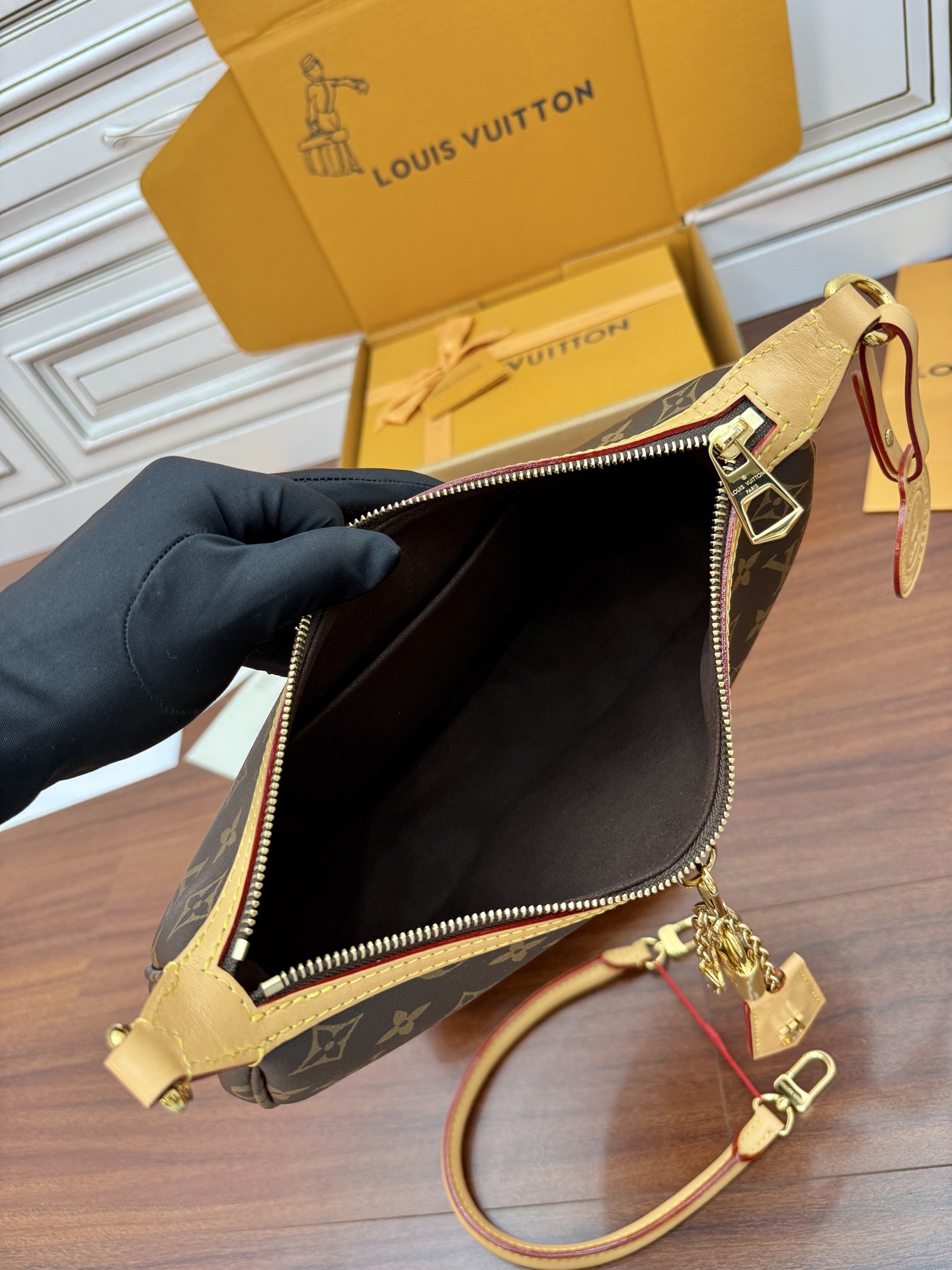 Louis Vuitton Monogram Empreinte Marais Bag Premium Leather, 28x15x7 CM 5 i1755661943402 8271 0 3
